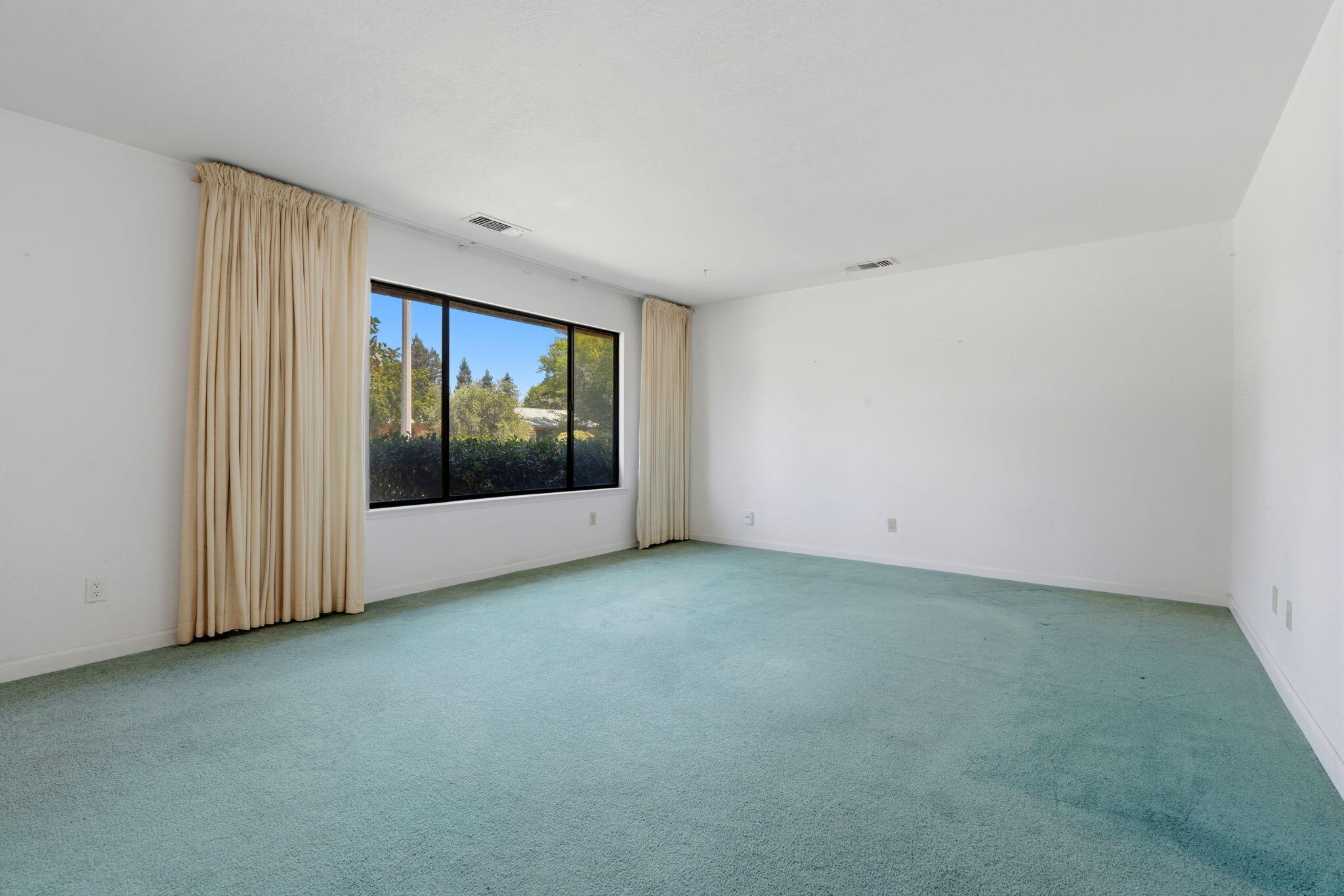 2431 S University St, Visalia, CA 93277
