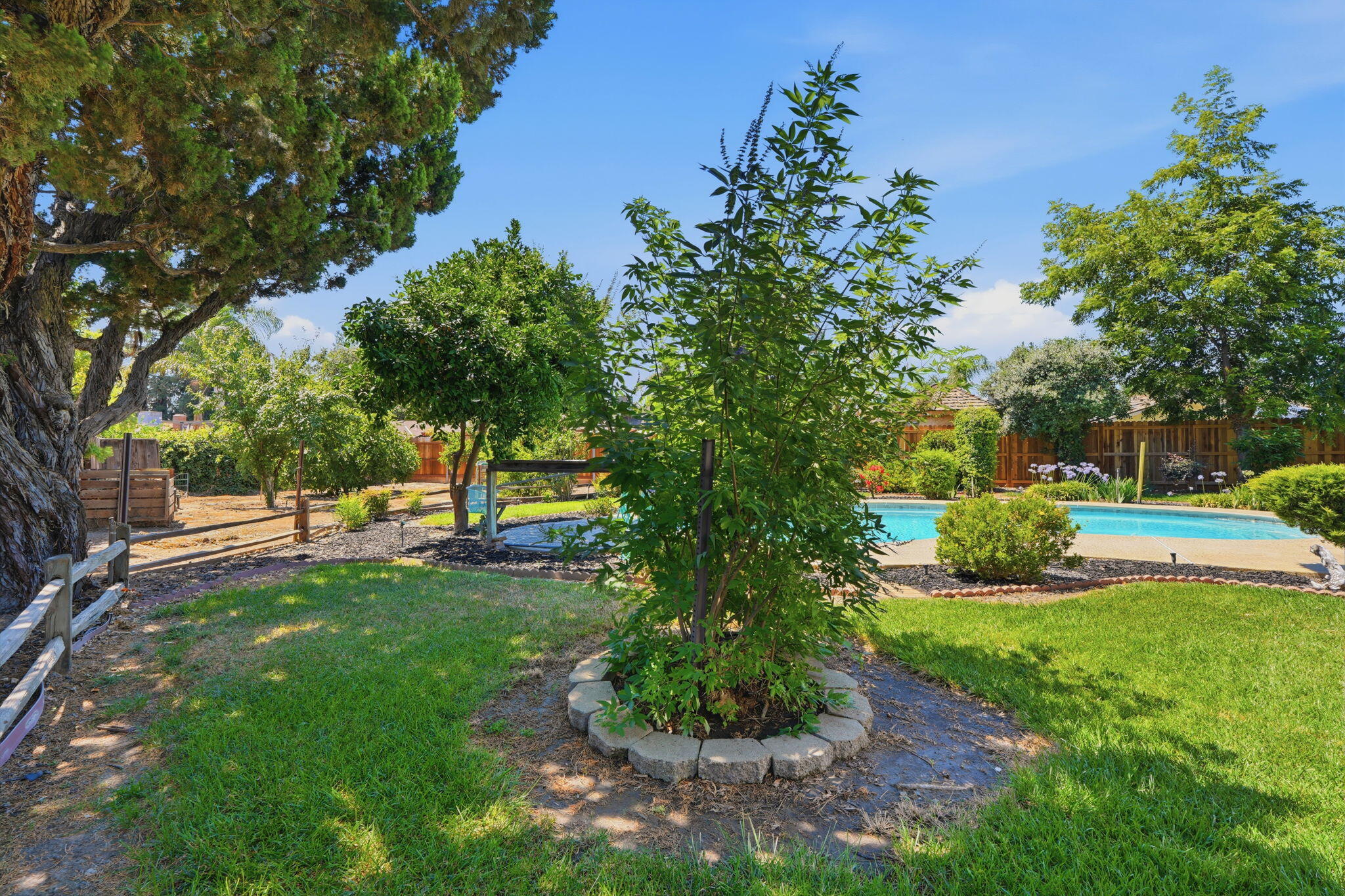 2431 S University St, Visalia, CA 93277