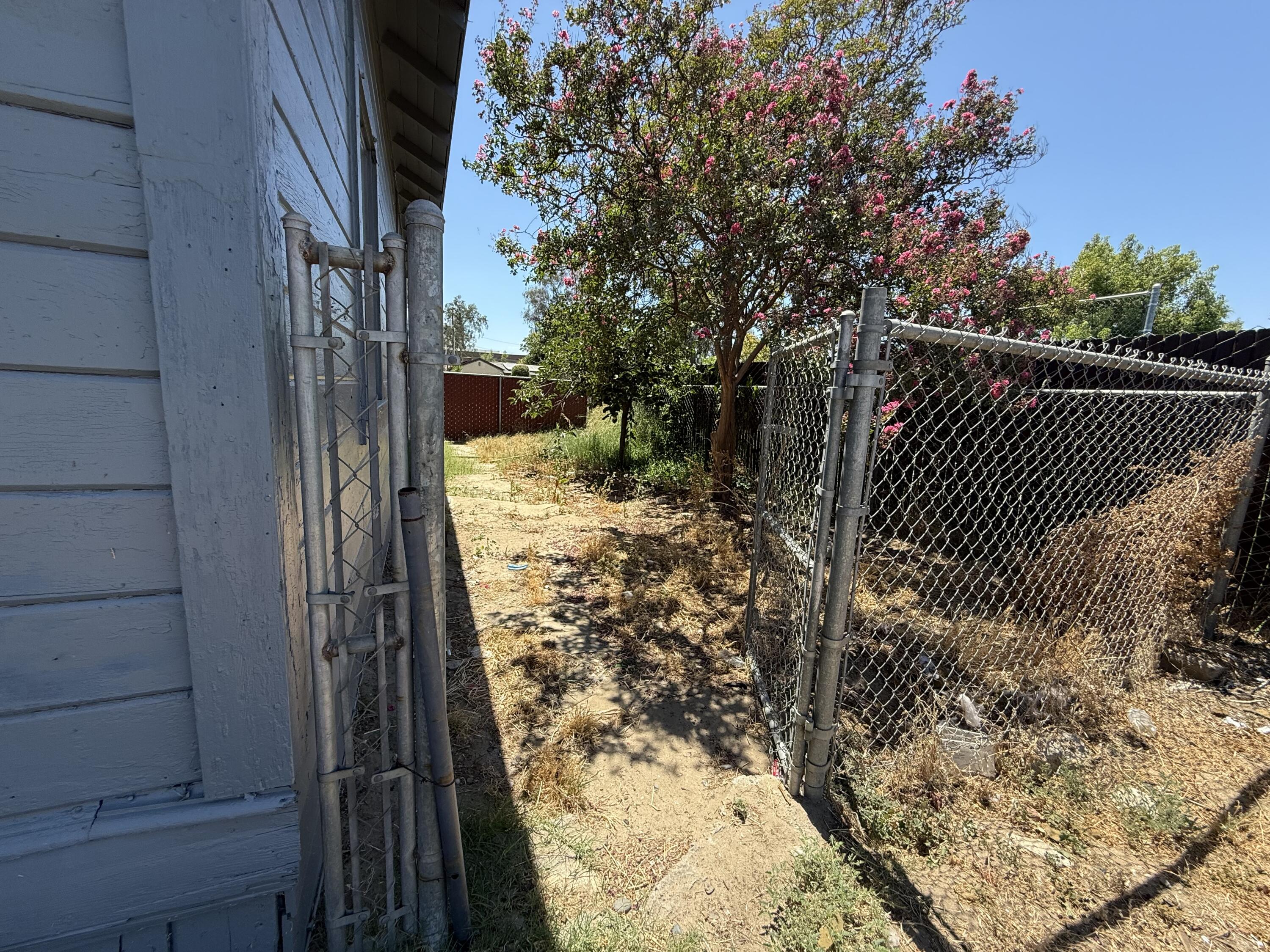 2234 Young St, Selma, CA 93662