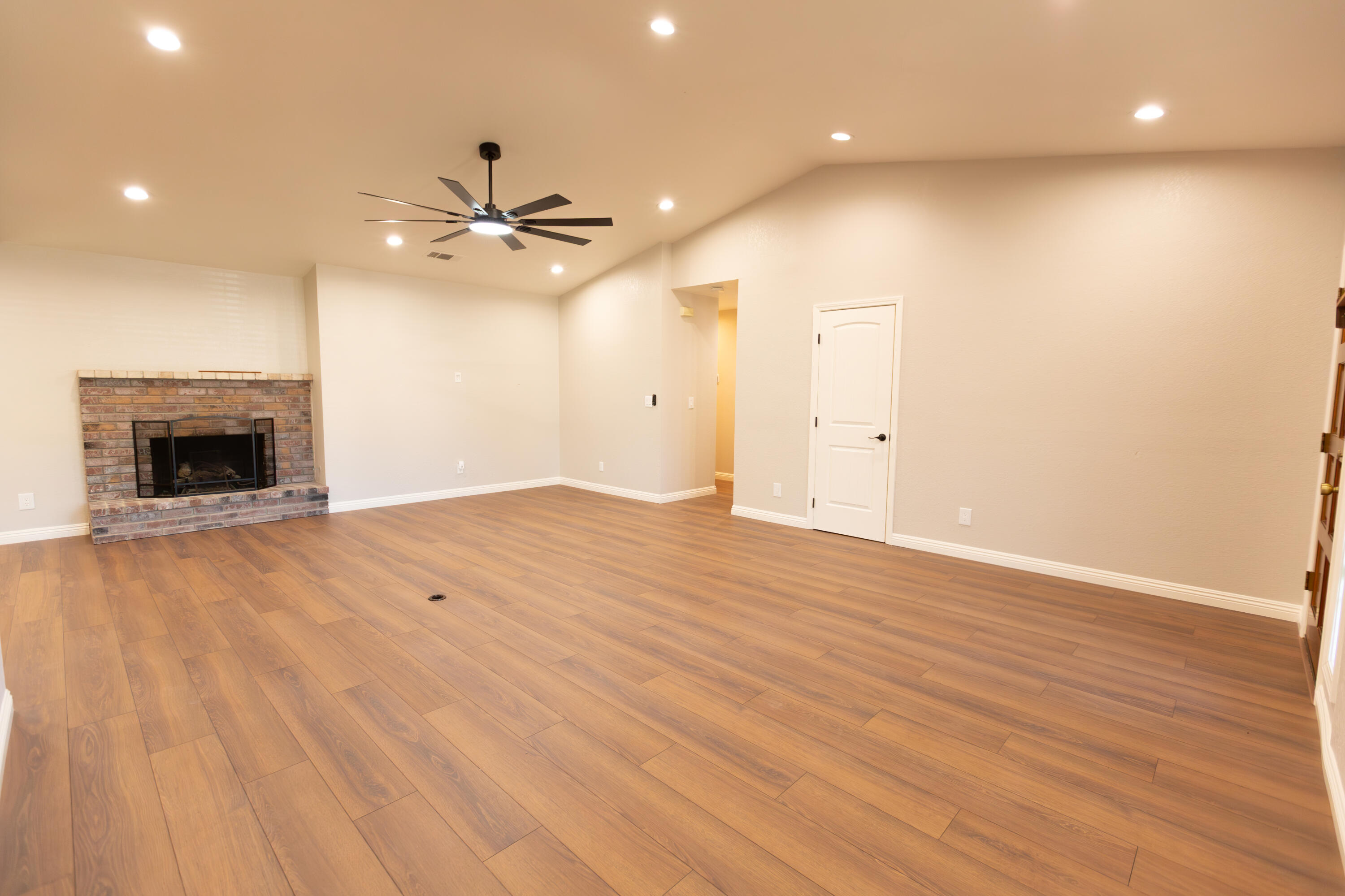209 S Atwood Ct, Visalia, CA 93291