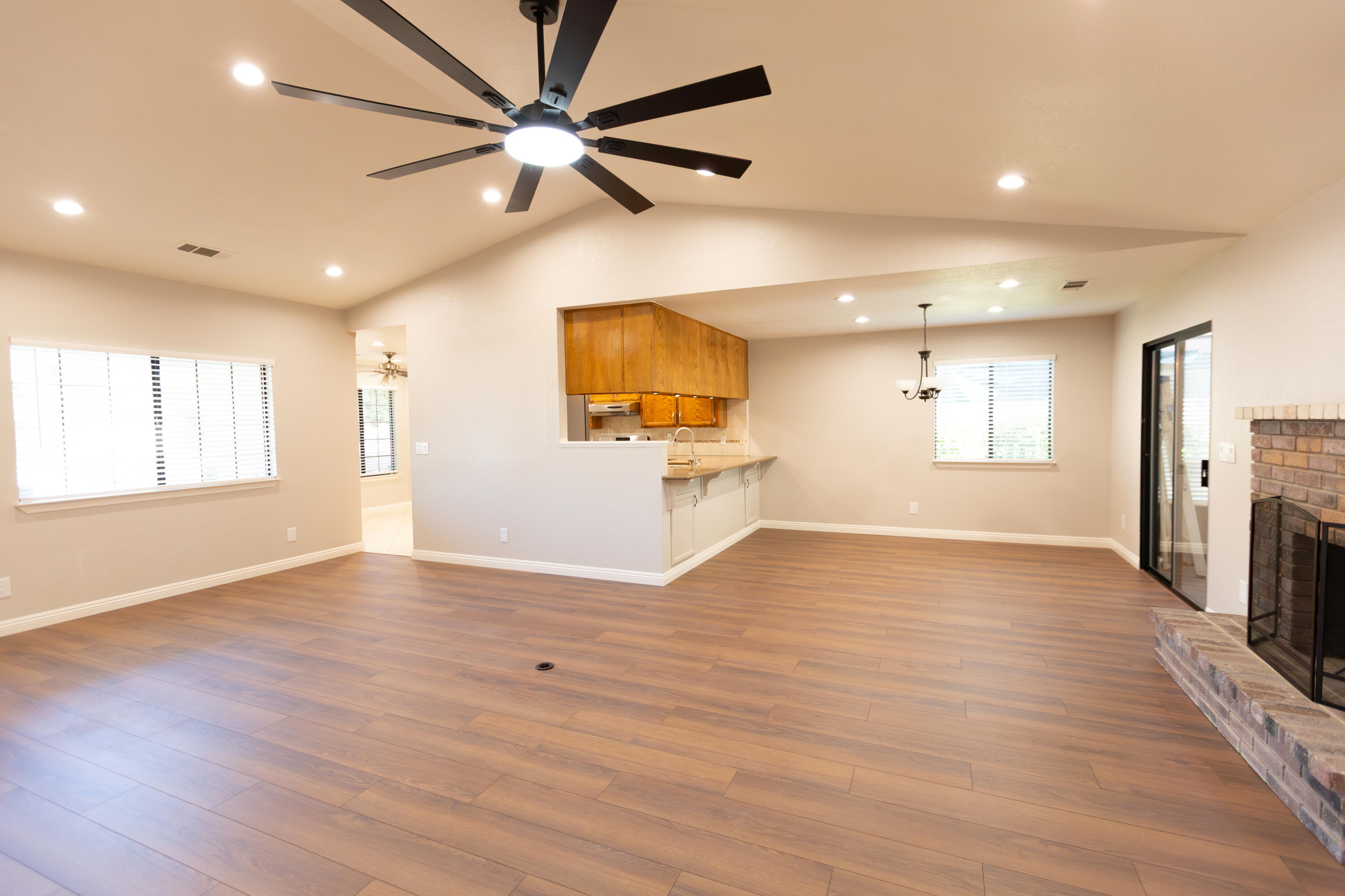 209 S Atwood Ct, Visalia, CA 93291
