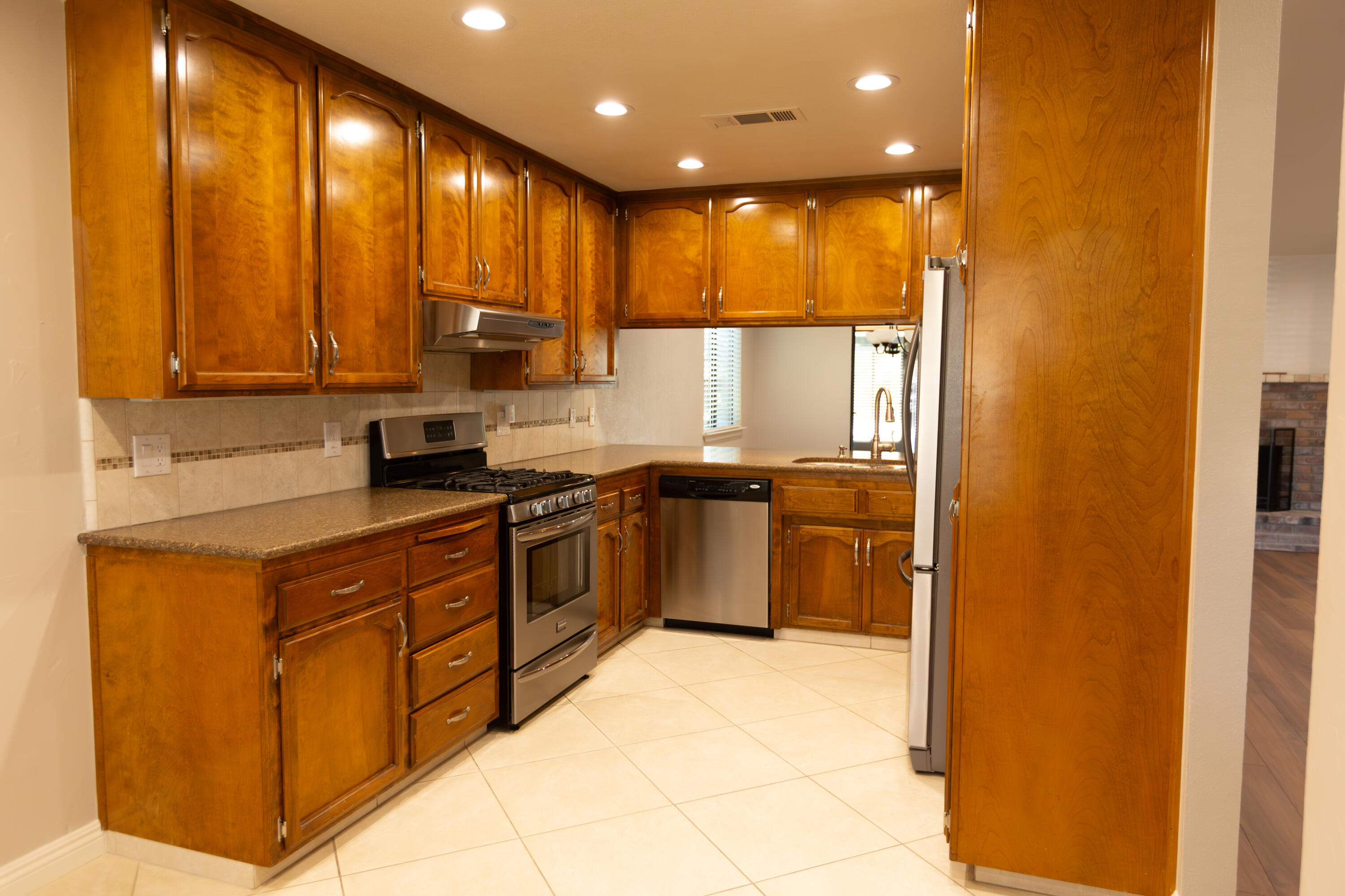 209 S Atwood Ct, Visalia, CA 93291