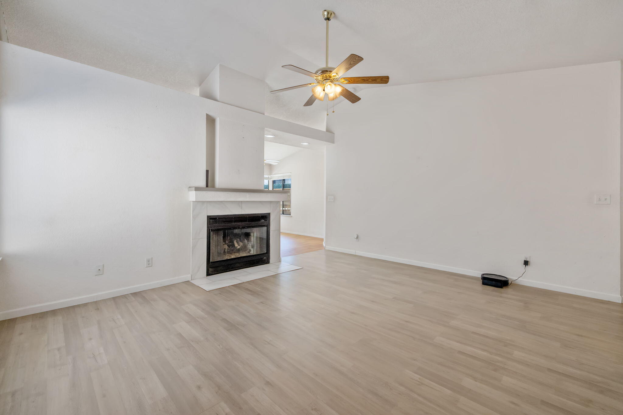 1811 E Vine, Visalia, CA 93292
