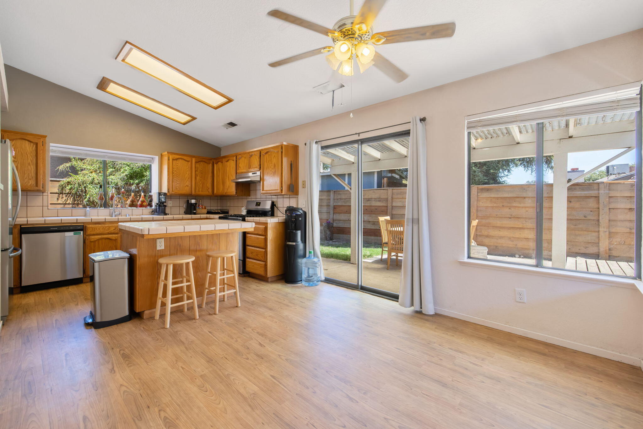 1811 E Vine, Visalia, CA 93292