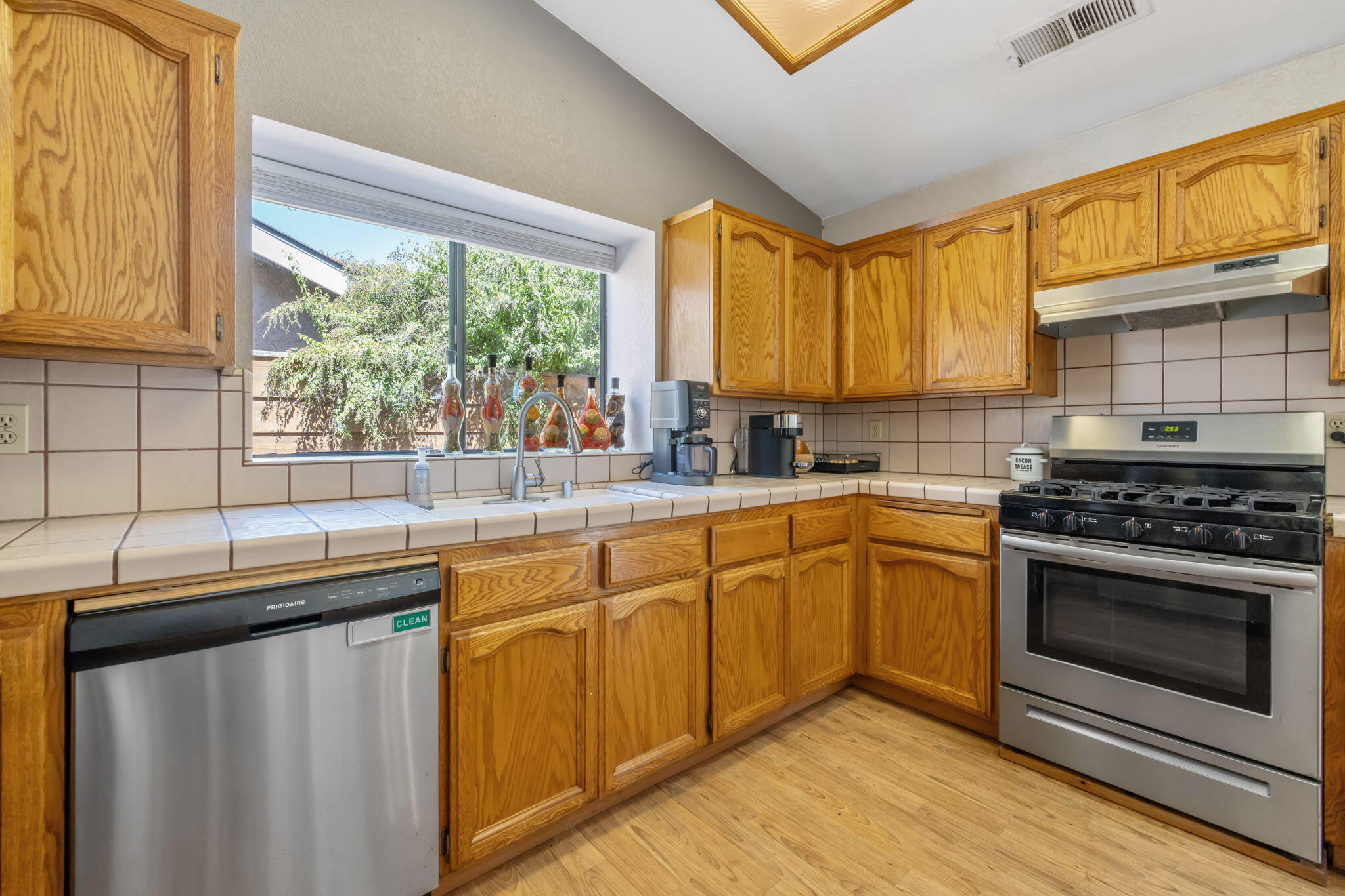 1811 E Vine, Visalia, CA 93292