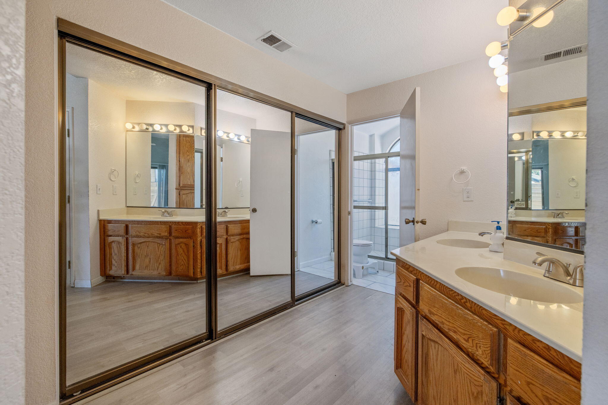 1811 E Vine, Visalia, CA 93292