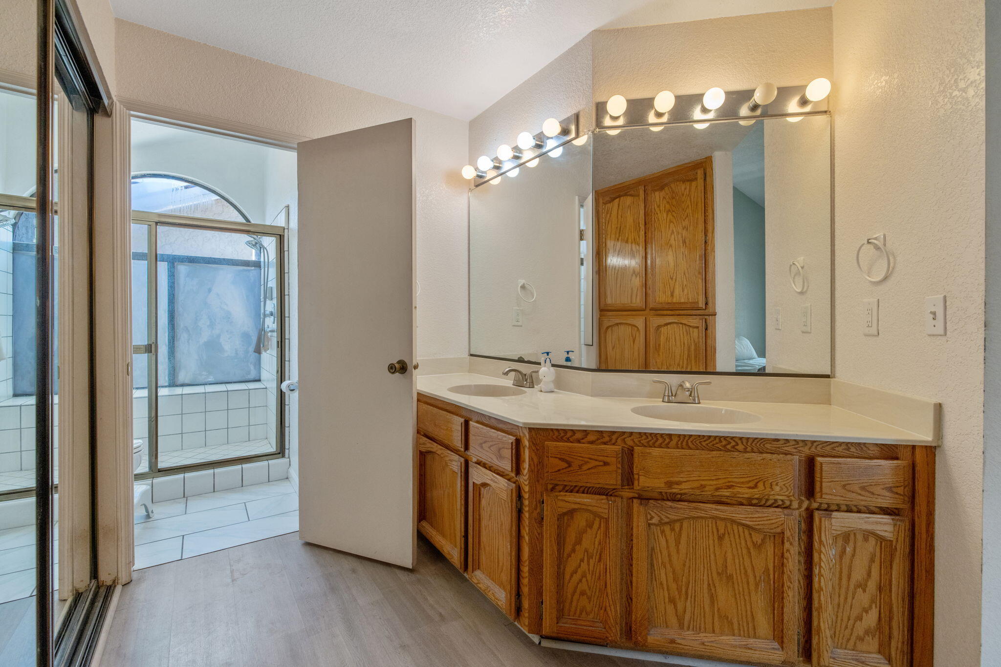 1811 E Vine, Visalia, CA 93292