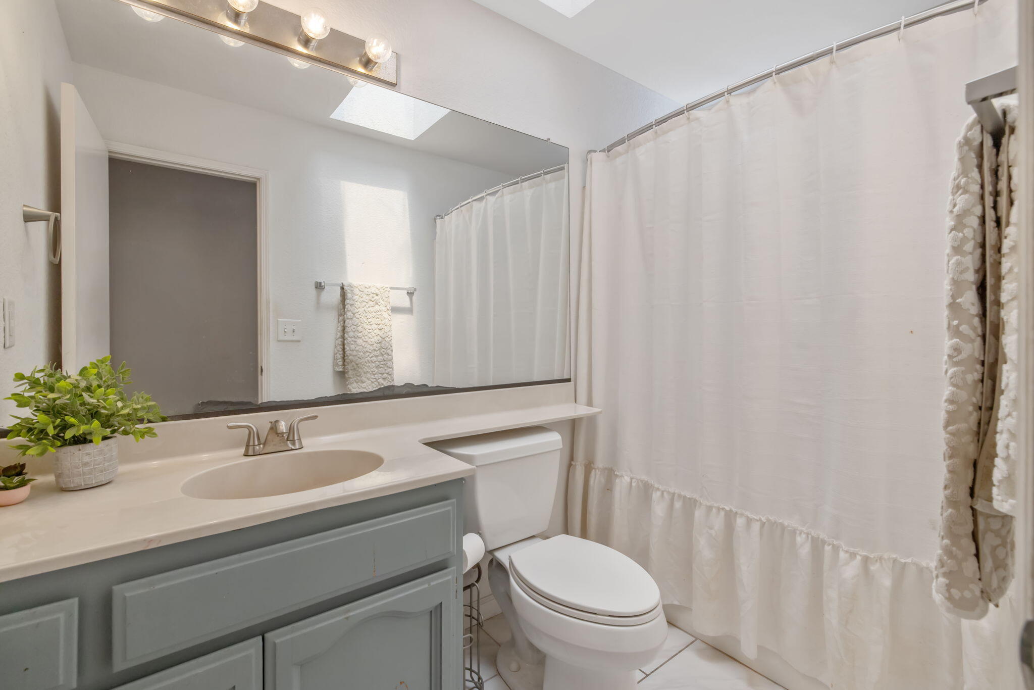 1811 E Vine, Visalia, CA 93292