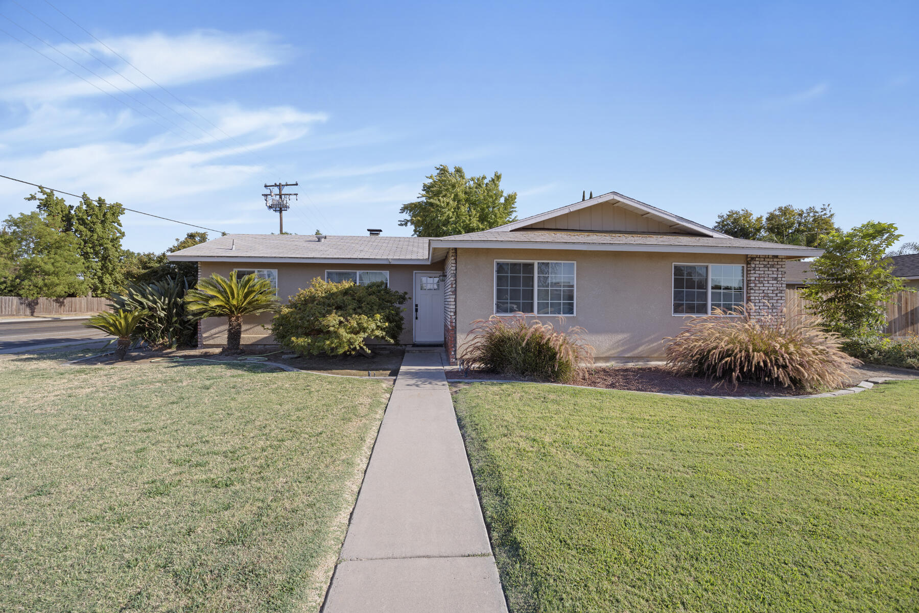 1323 W Seeger Ct, Visalia, CA 93277