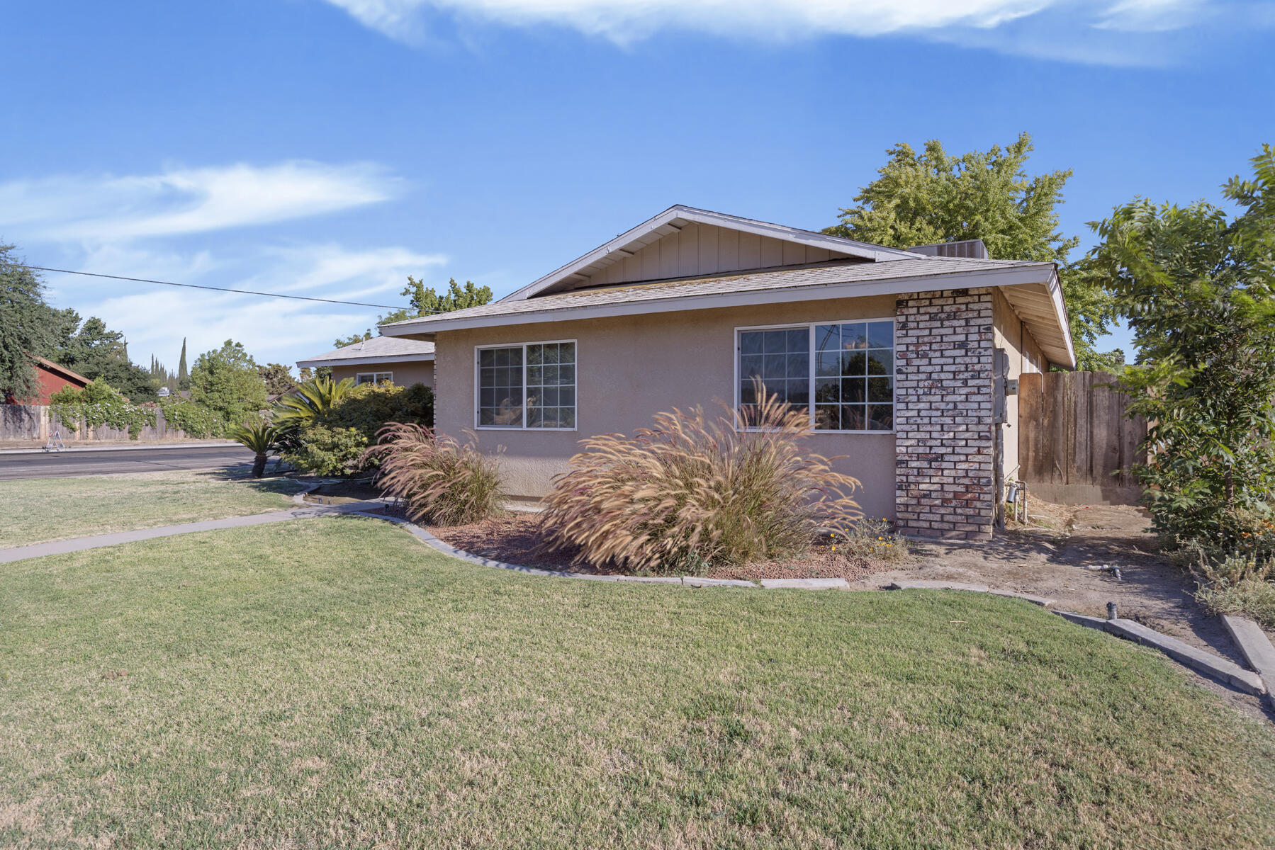1323 W Seeger Ct, Visalia, CA 93277