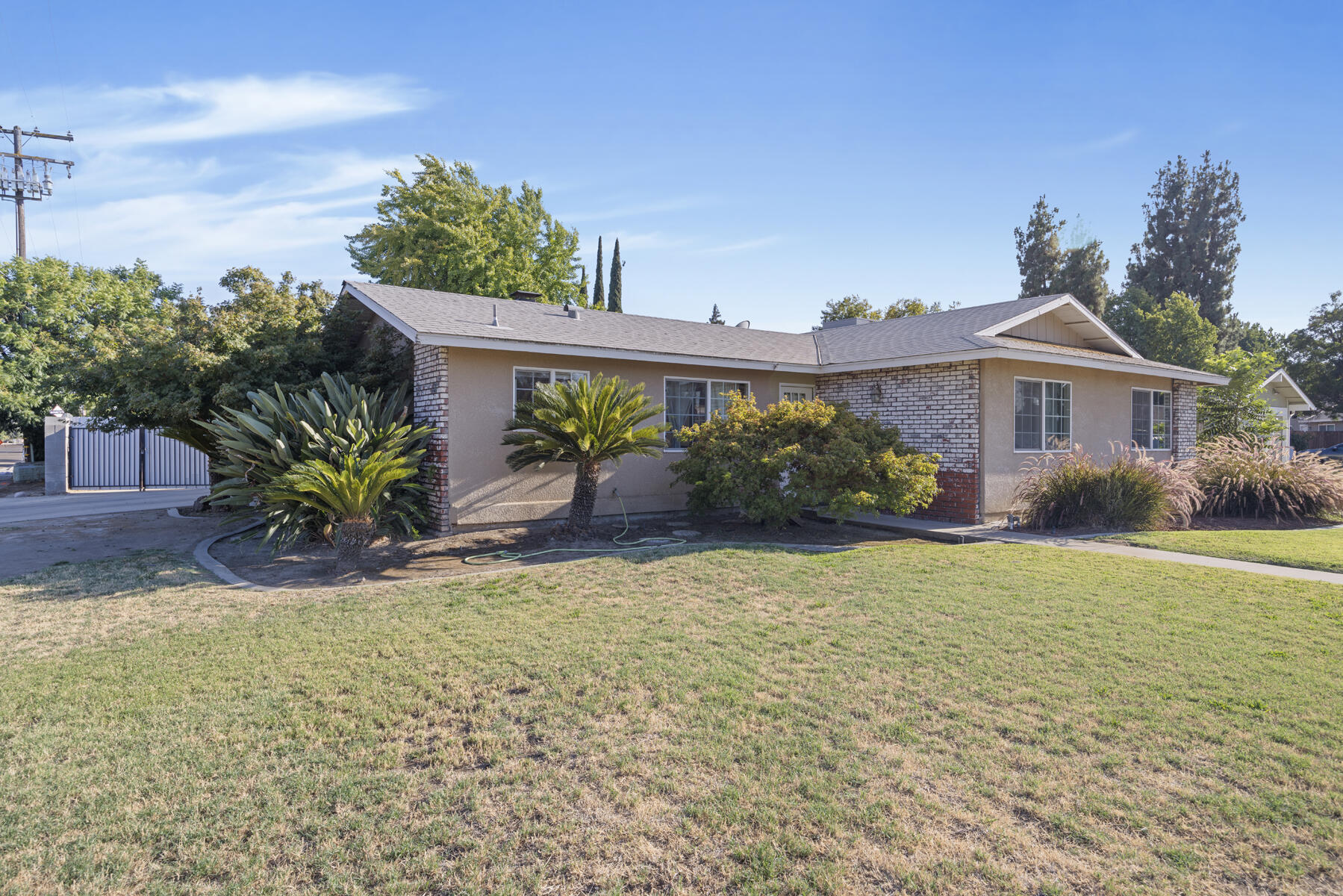 1323 W Seeger Ct, Visalia, CA 93277