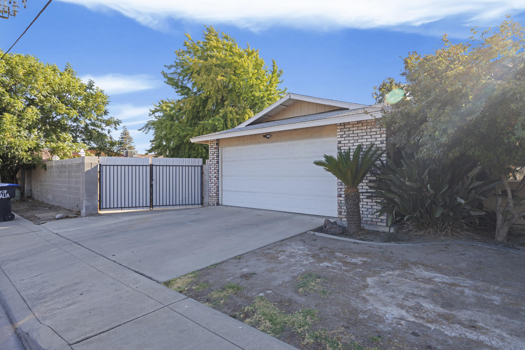 1323 W Seeger Ct, Visalia, CA 93277