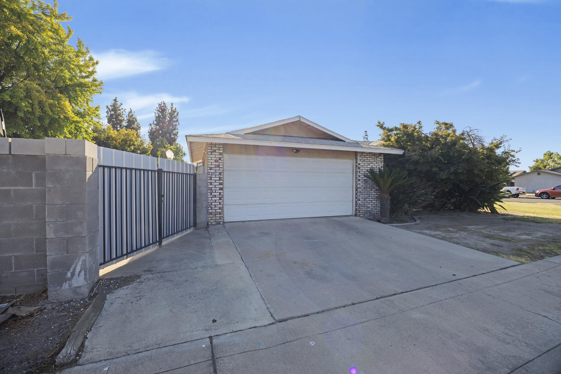 1323 W Seeger Ct, Visalia, CA 93277
