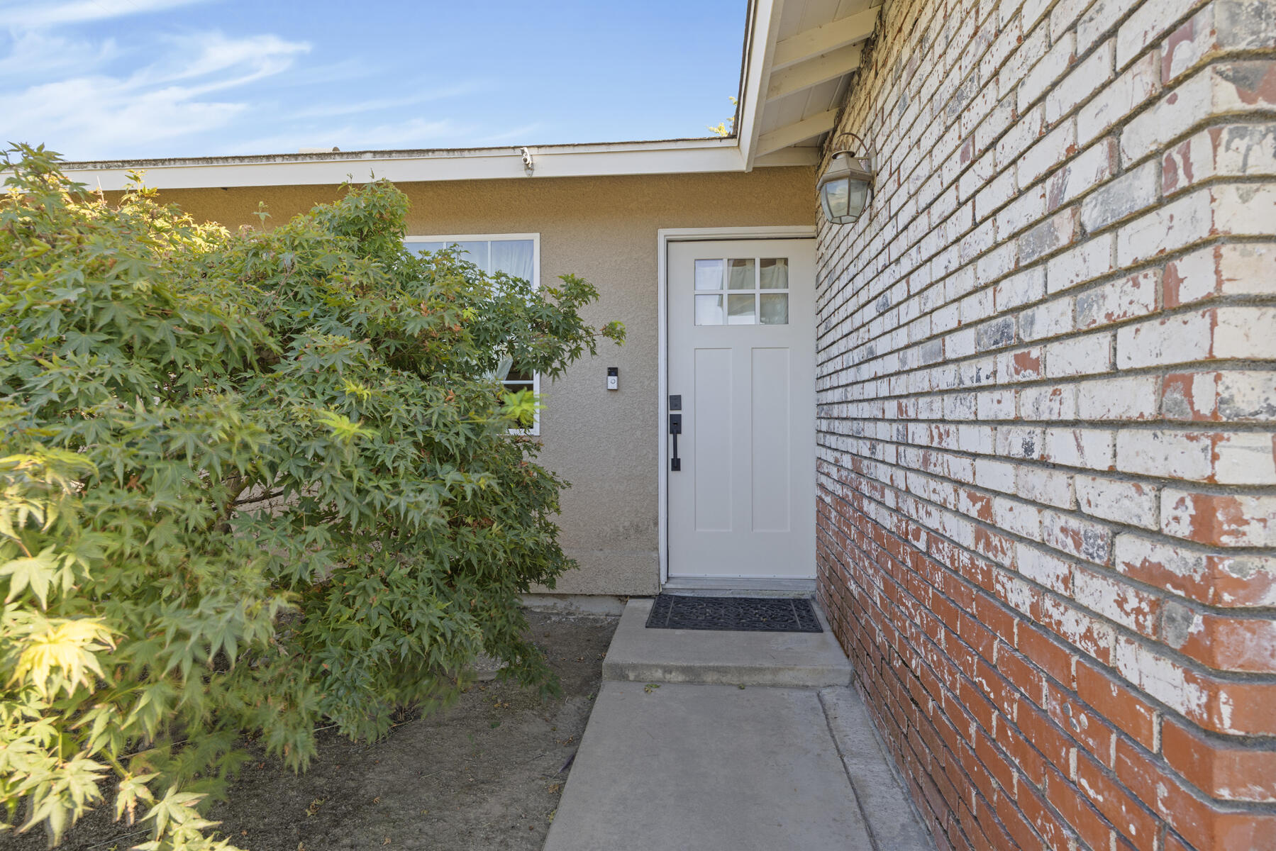 1323 W Seeger Ct, Visalia, CA 93277