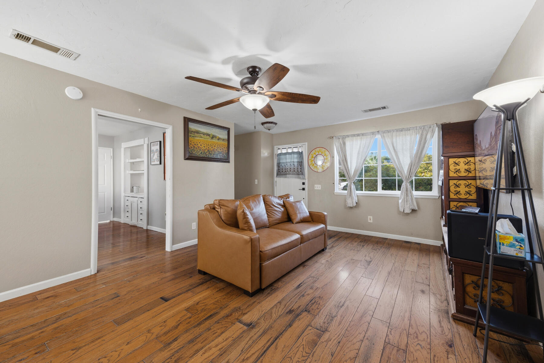 1323 W Seeger Ct, Visalia, CA 93277