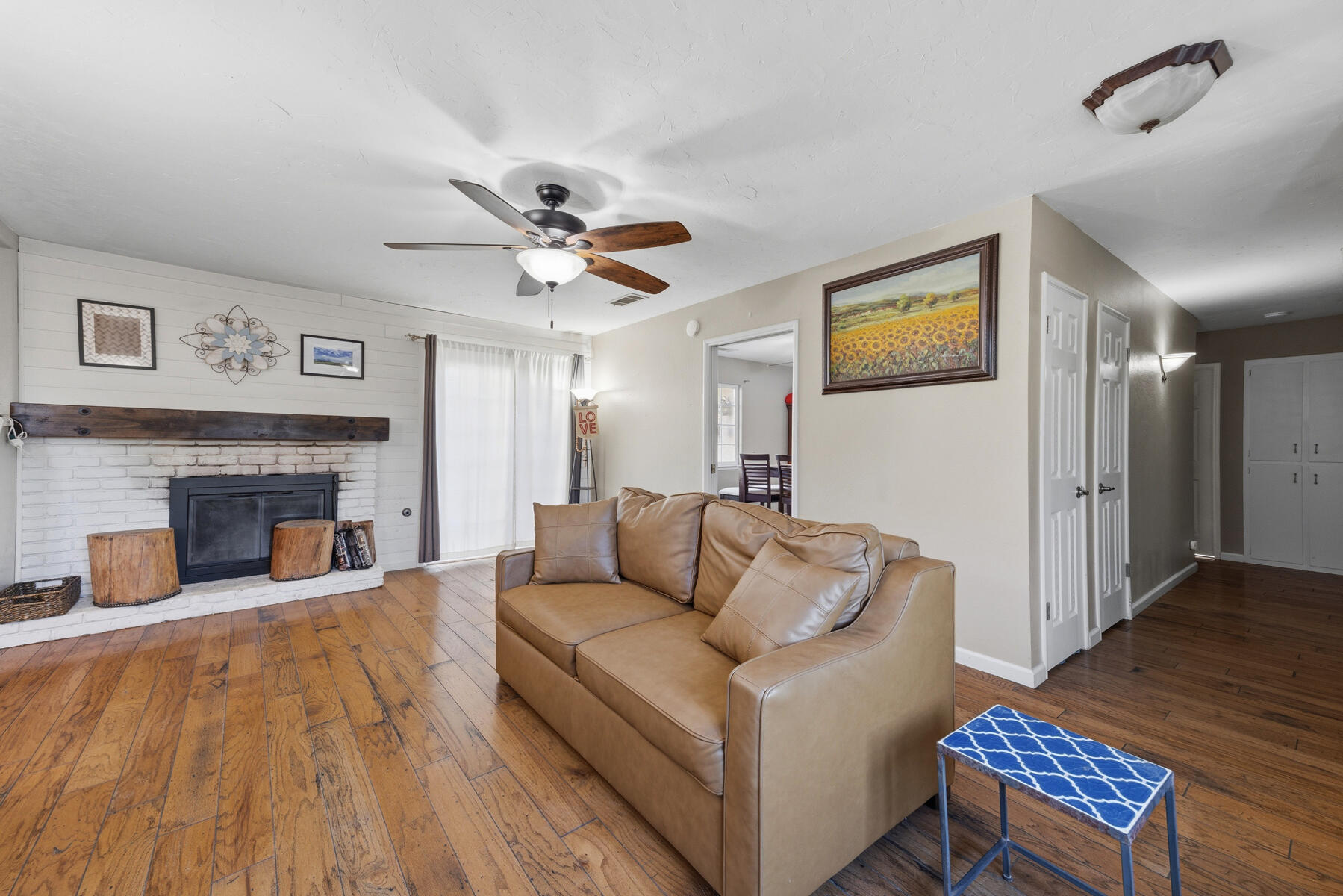 1323 W Seeger Ct, Visalia, CA 93277