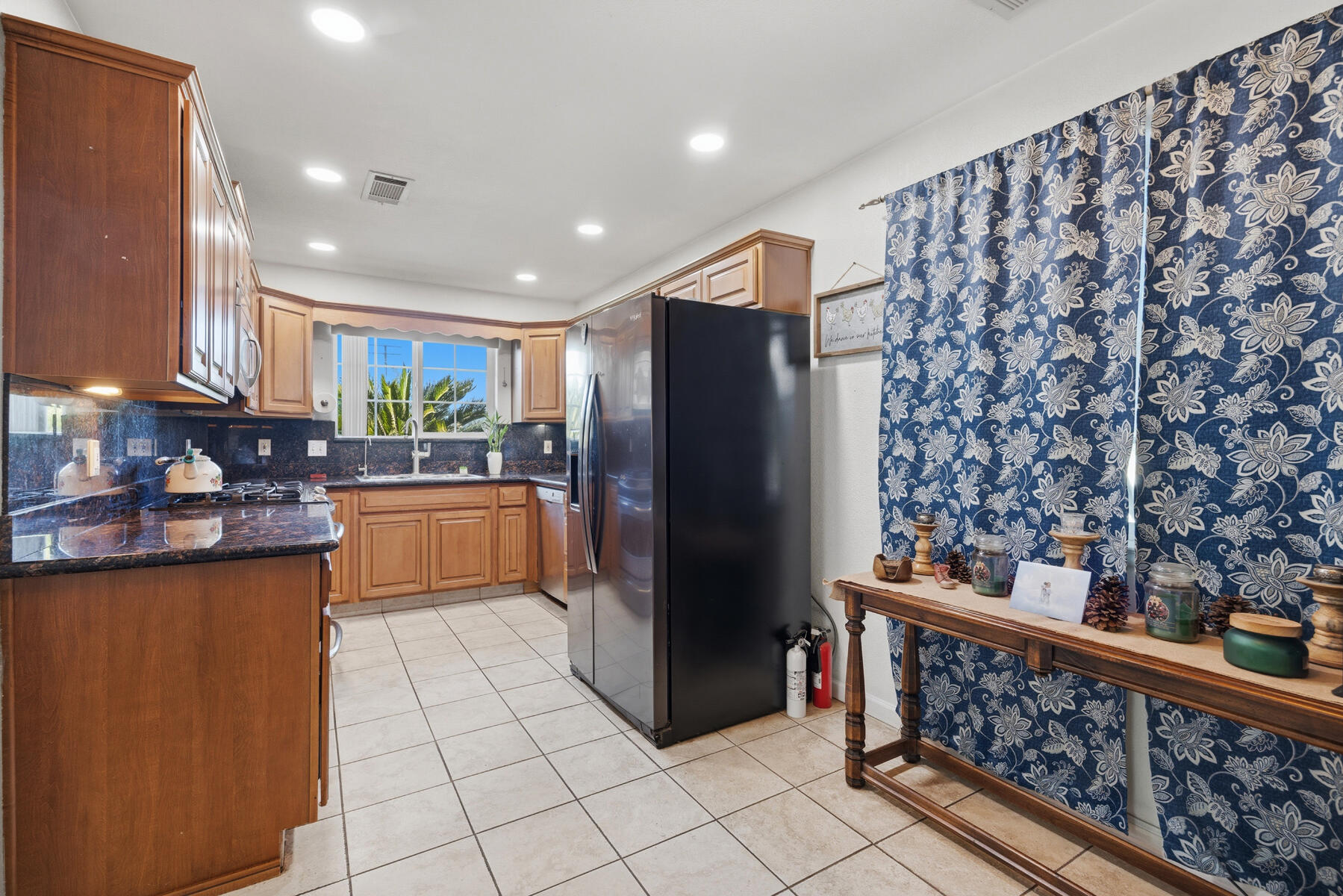 1323 W Seeger Ct, Visalia, CA 93277