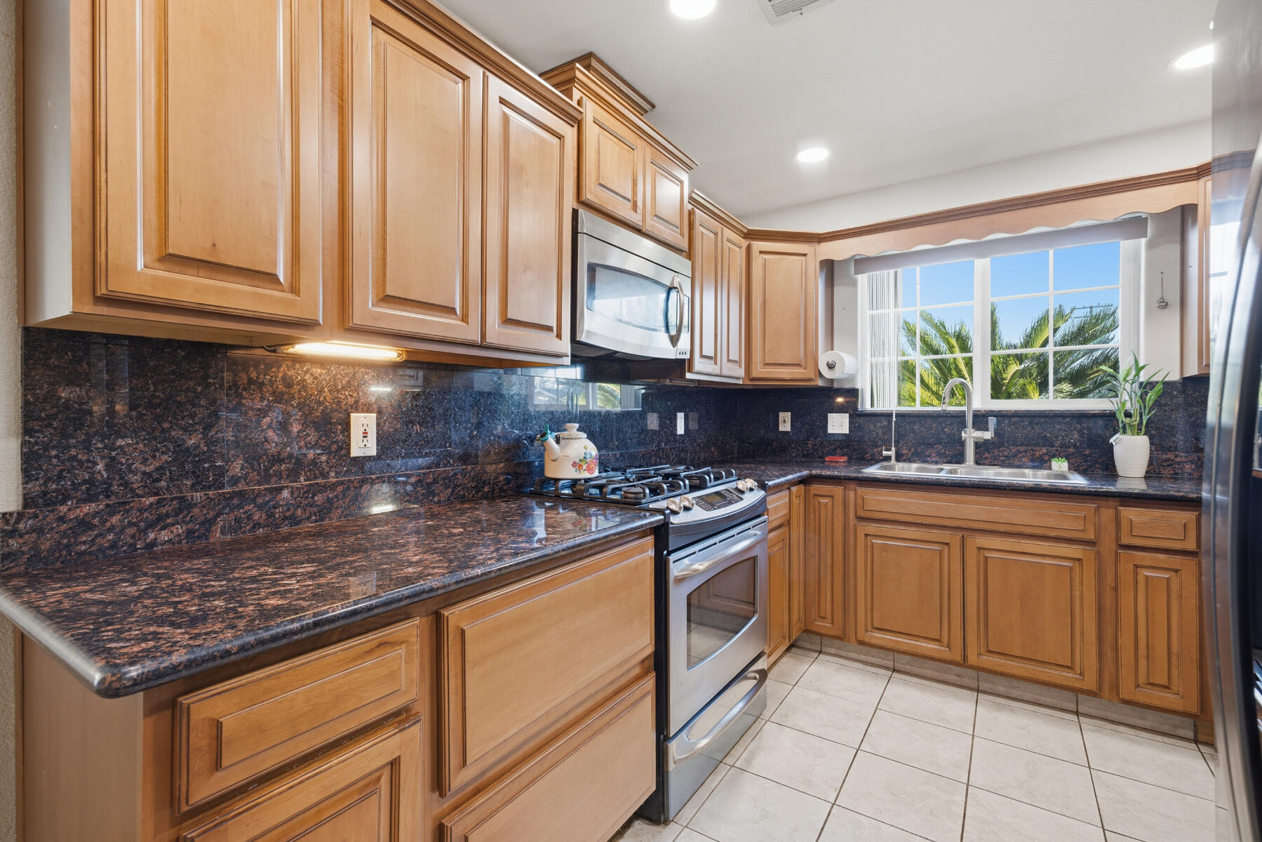 1323 W Seeger Ct, Visalia, CA 93277