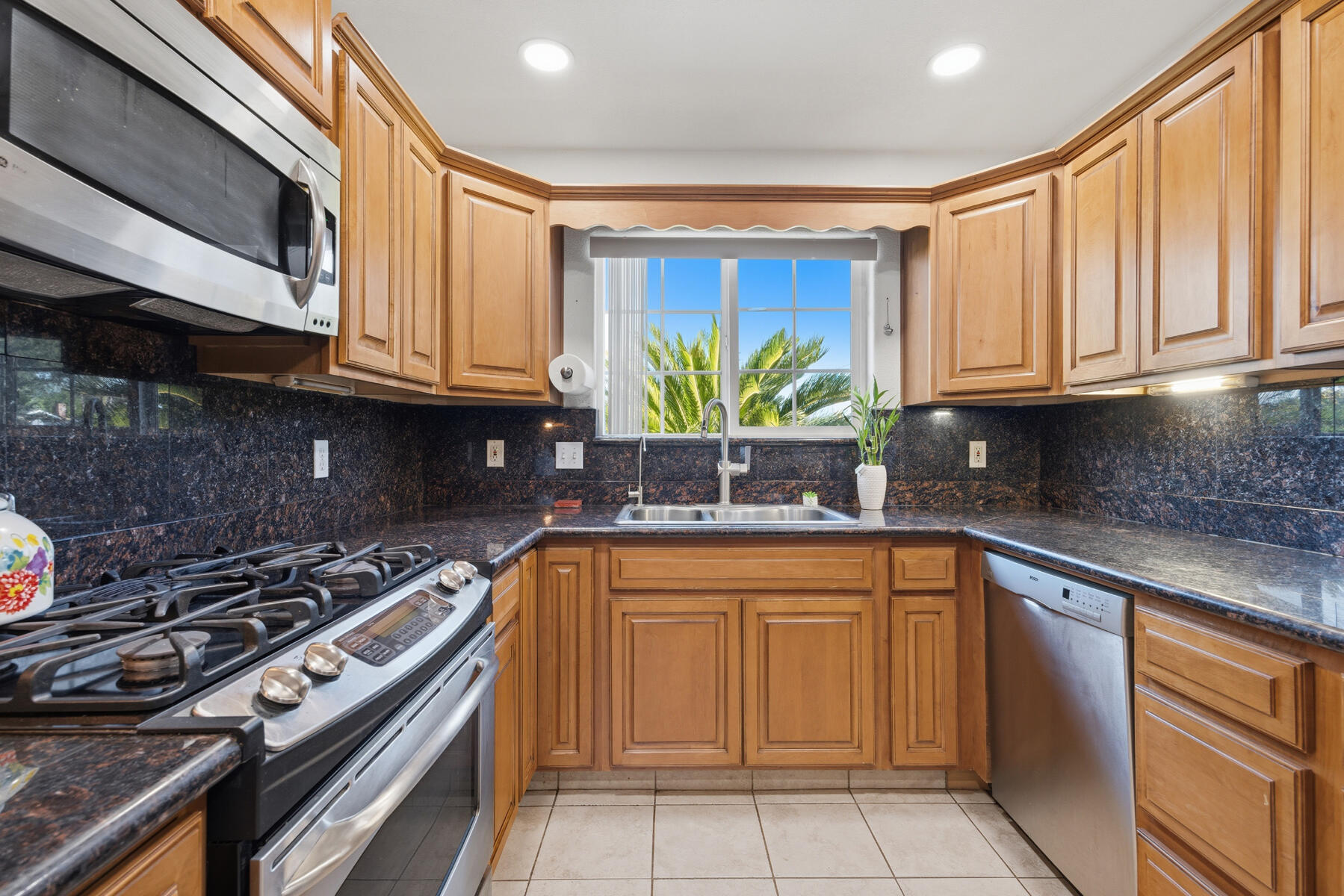 1323 W Seeger Ct, Visalia, CA 93277