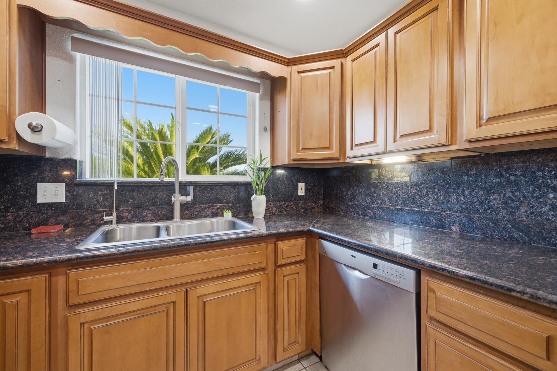 1323 W Seeger Ct, Visalia, CA 93277
