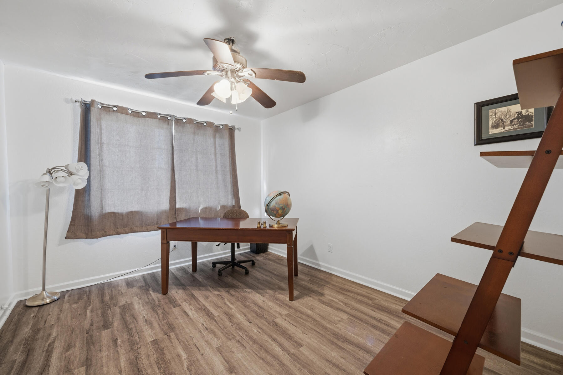 1323 W Seeger Ct, Visalia, CA 93277