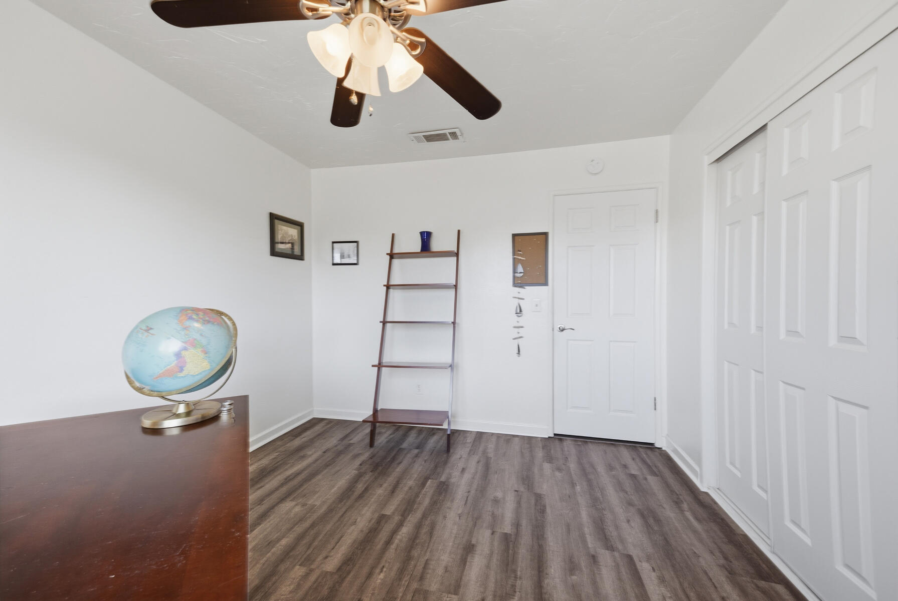 1323 W Seeger Ct, Visalia, CA 93277
