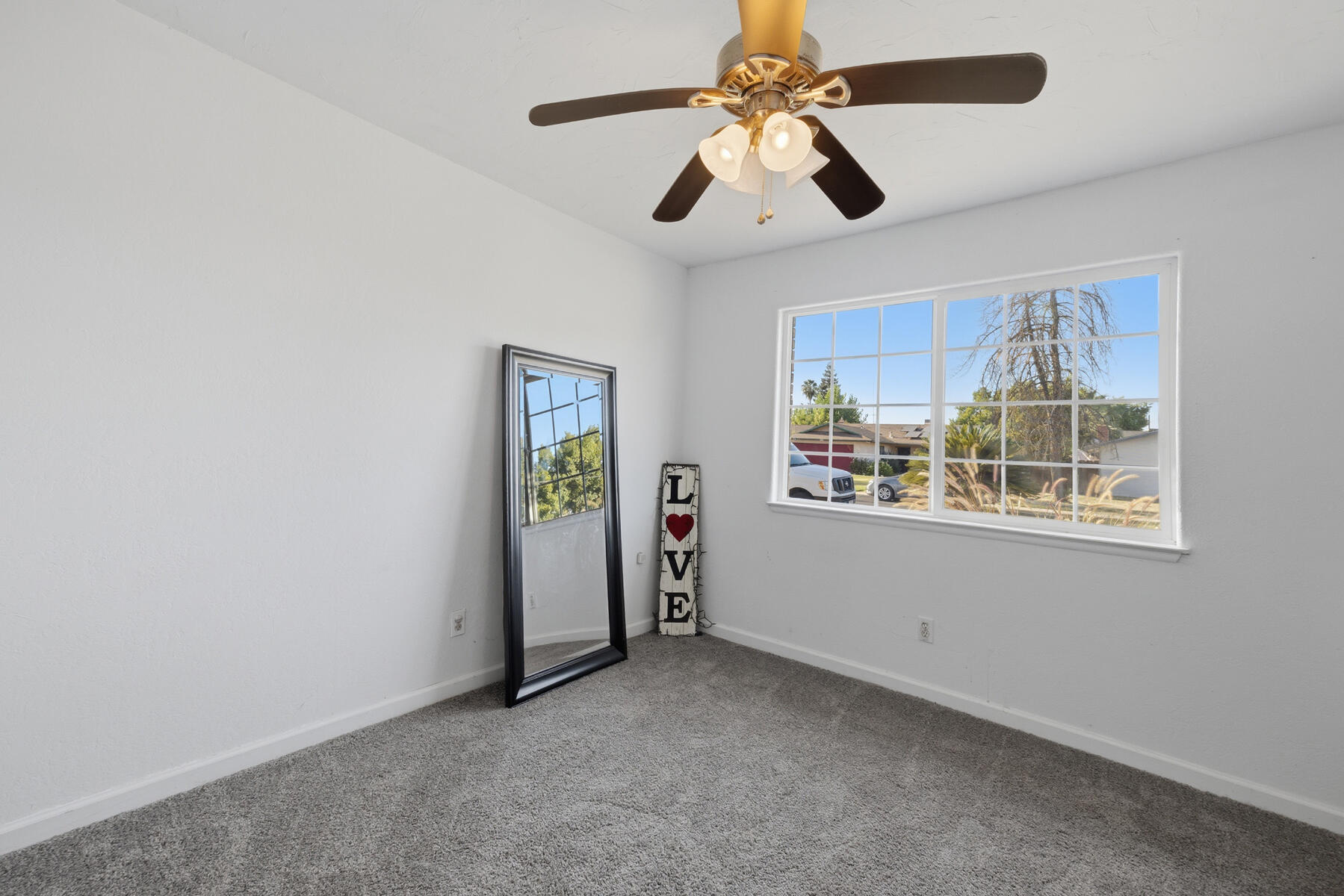 1323 W Seeger Ct, Visalia, CA 93277