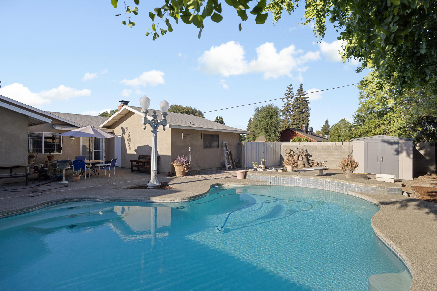 1323 W Seeger Ct, Visalia, CA 93277