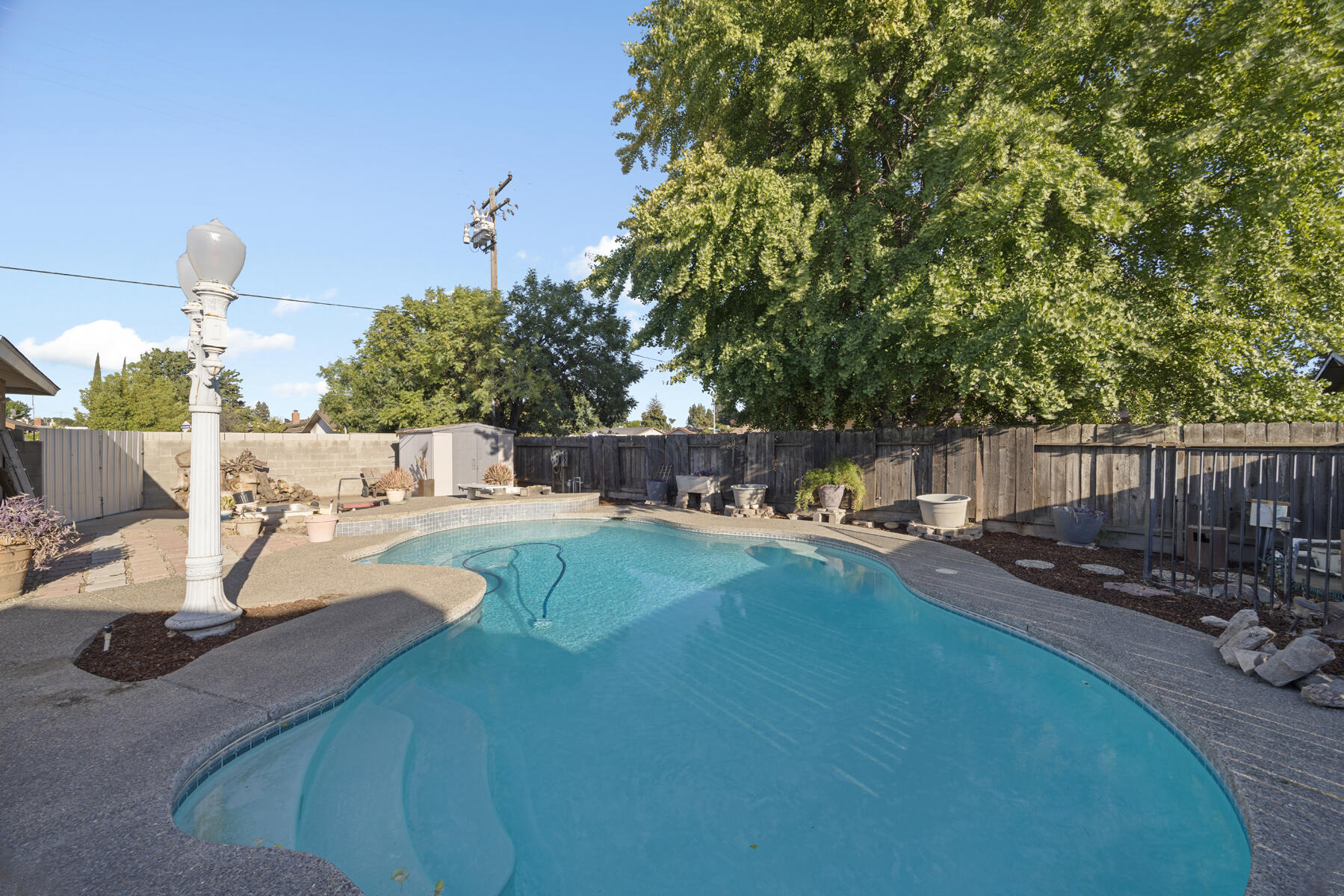 1323 W Seeger Ct, Visalia, CA 93277
