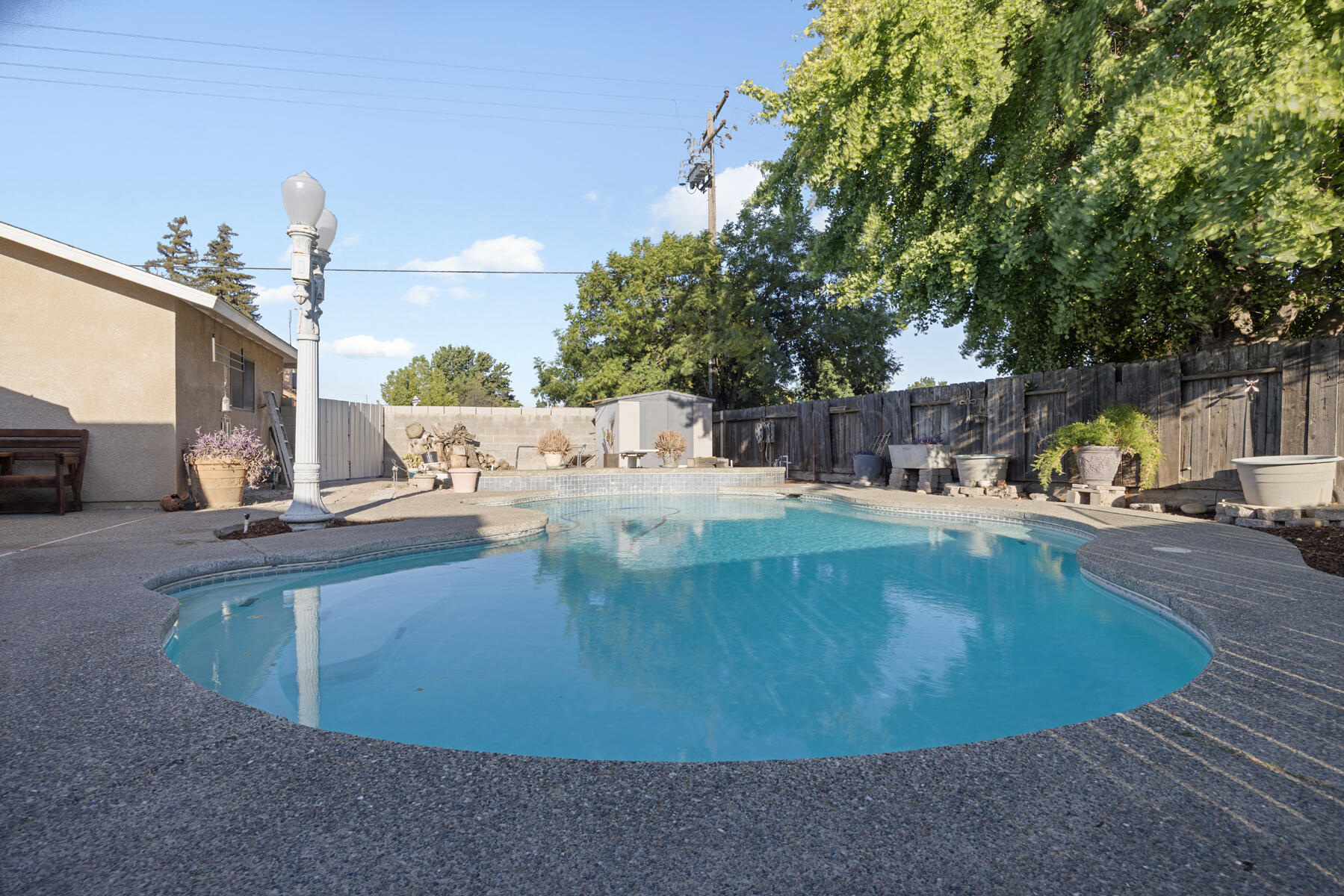 1323 W Seeger Ct, Visalia, CA 93277