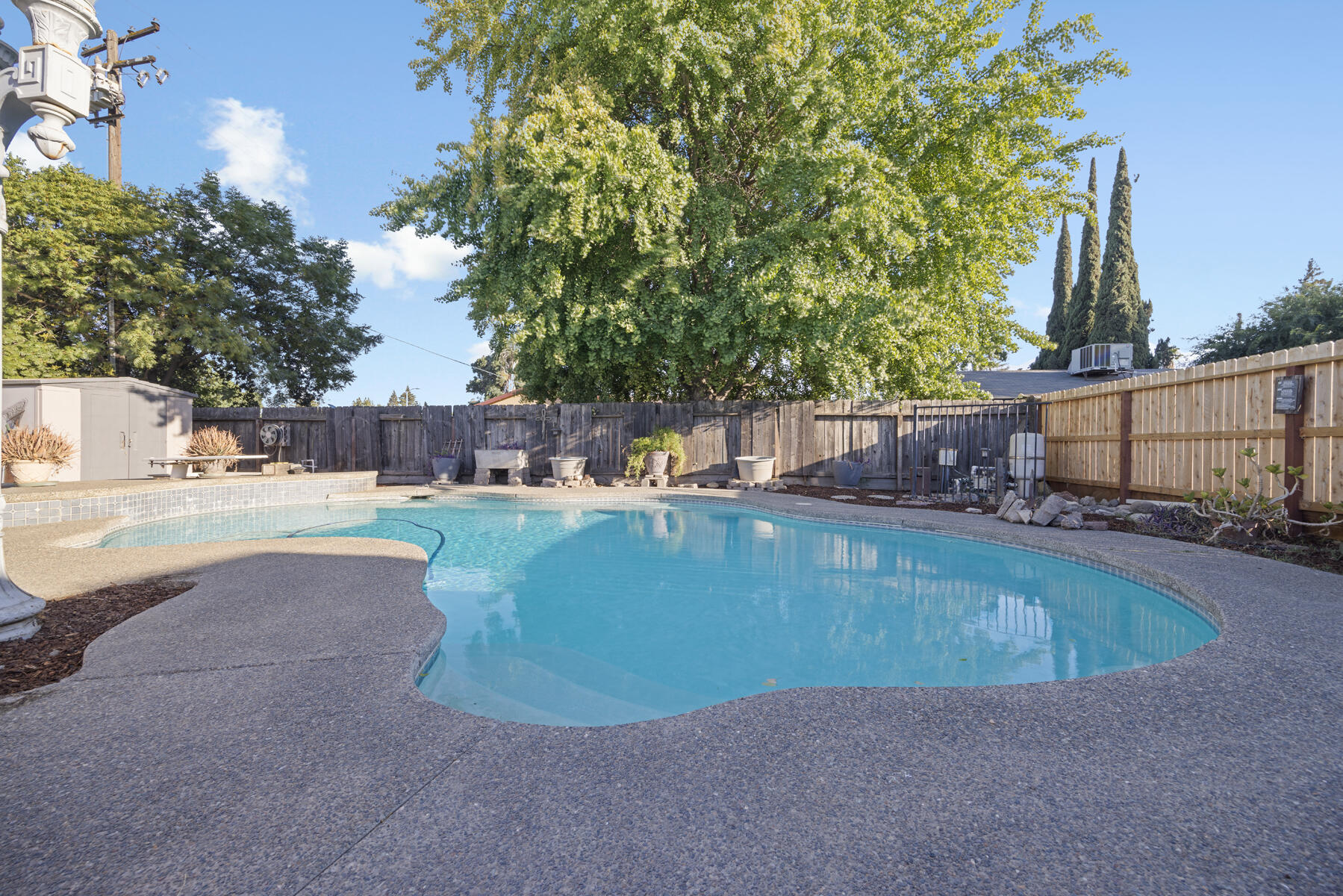 1323 W Seeger Ct, Visalia, CA 93277