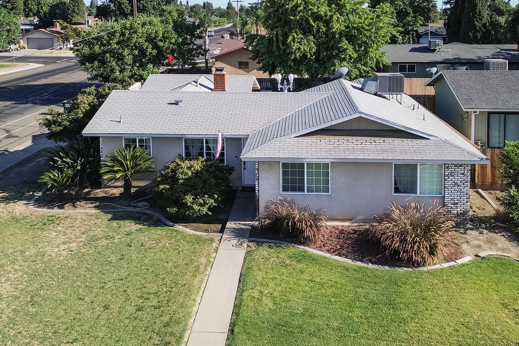 1323 W Seeger Ct, Visalia, CA 93277