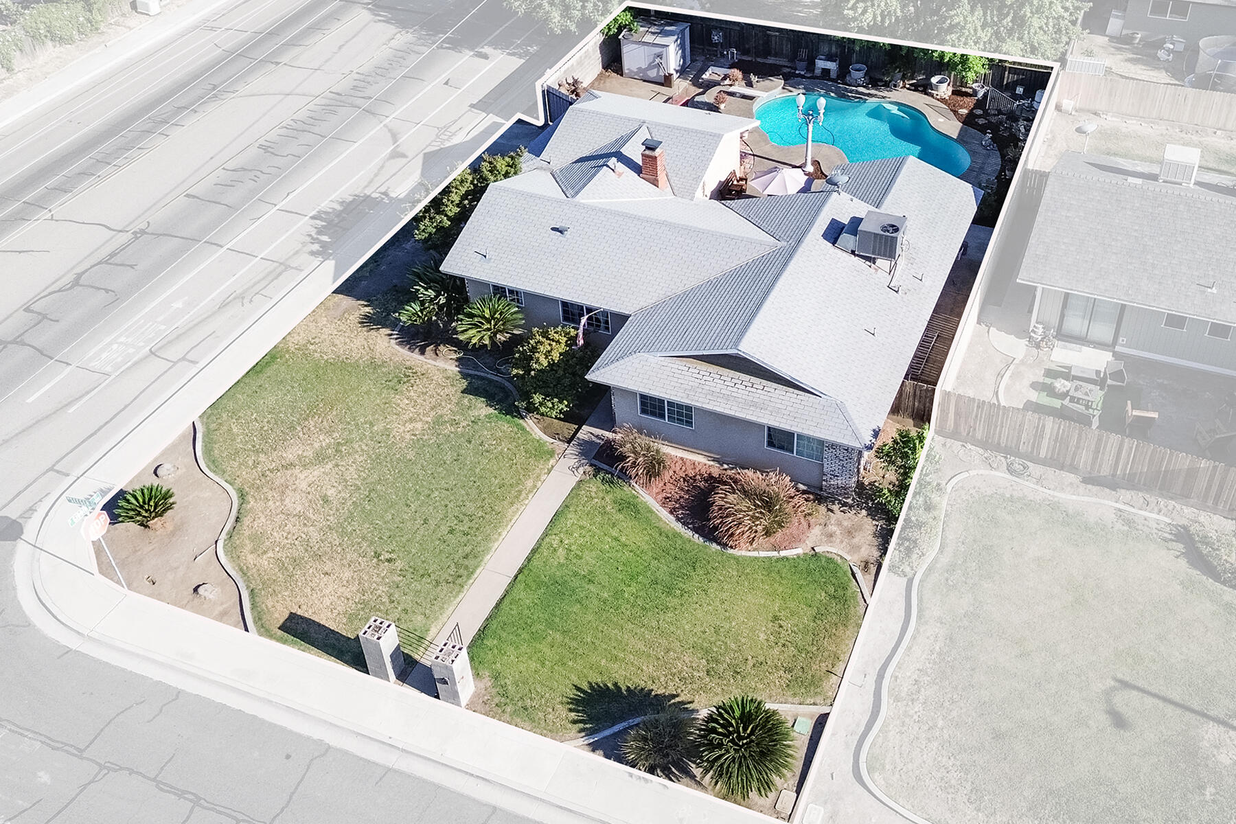 1323 W Seeger Ct, Visalia, CA 93277