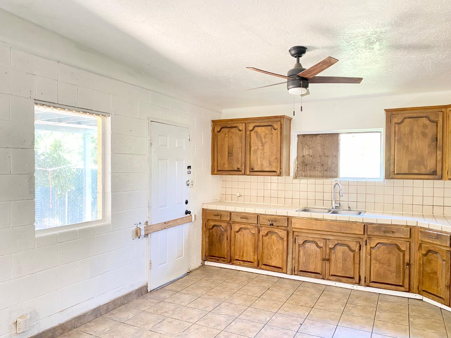 1264 N Pecan Ave, Reedley, CA 93654