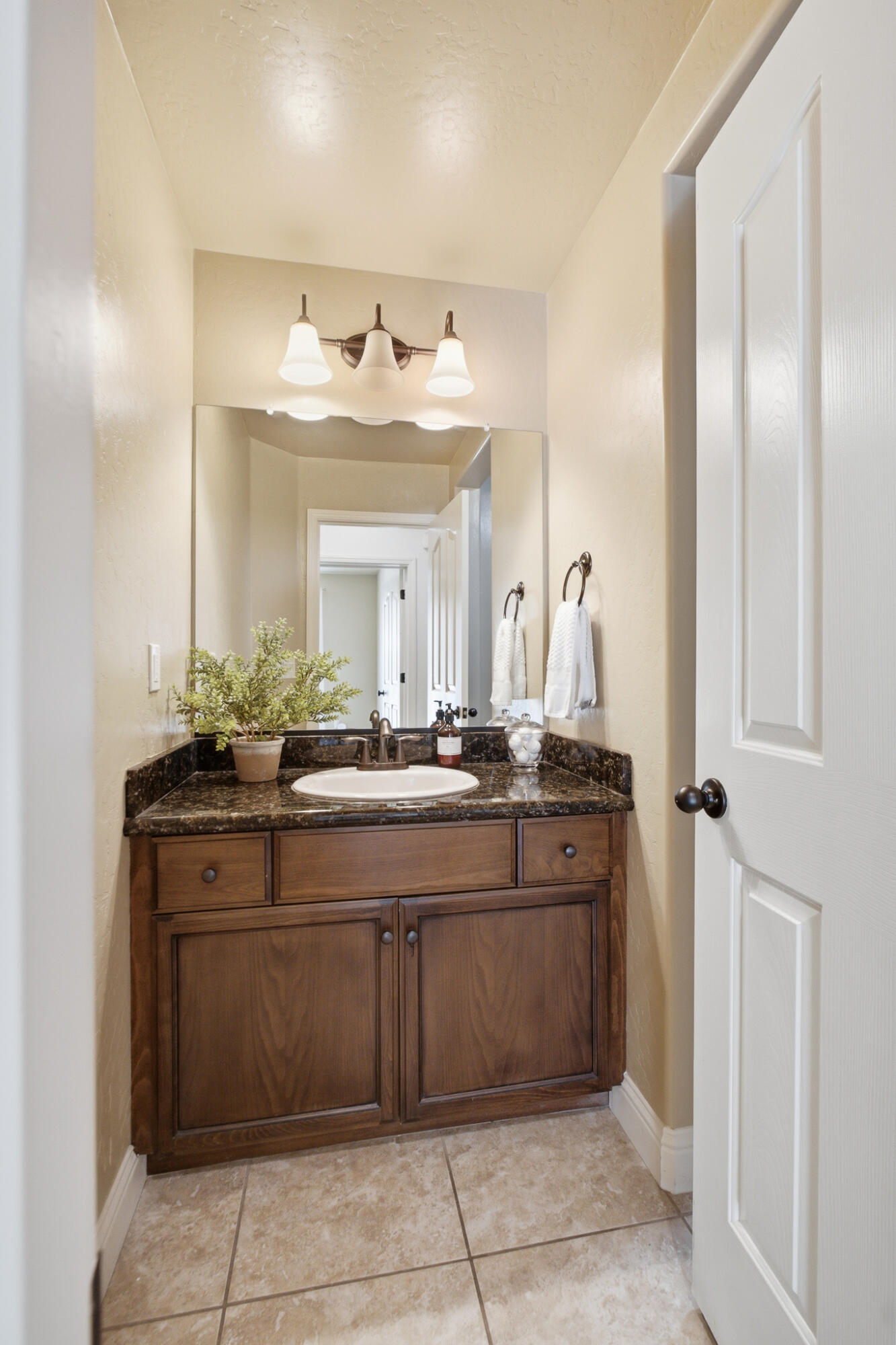 2931 W Cecil Ave, Visalia, CA 93291