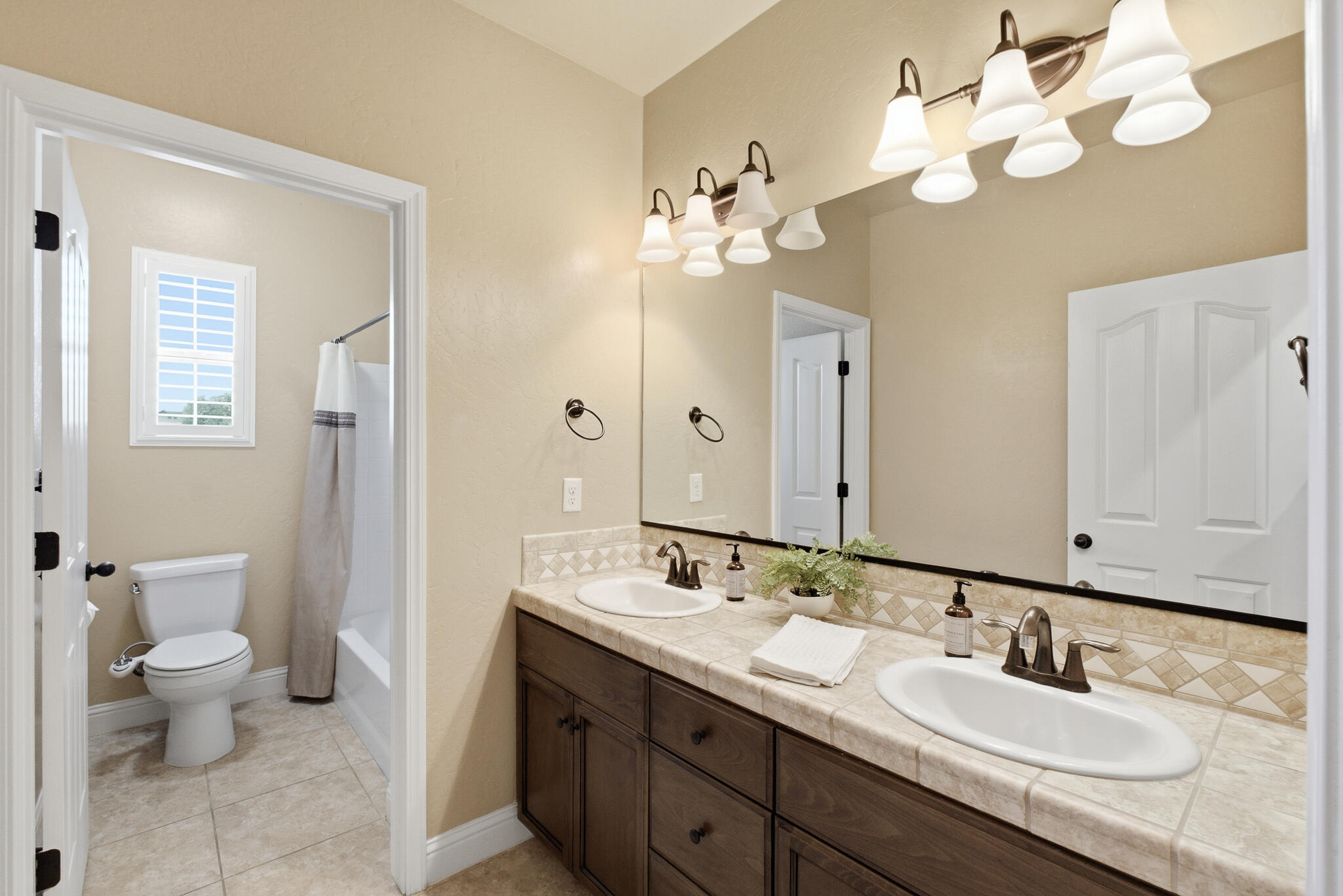 2931 W Cecil Ave, Visalia, CA 93291