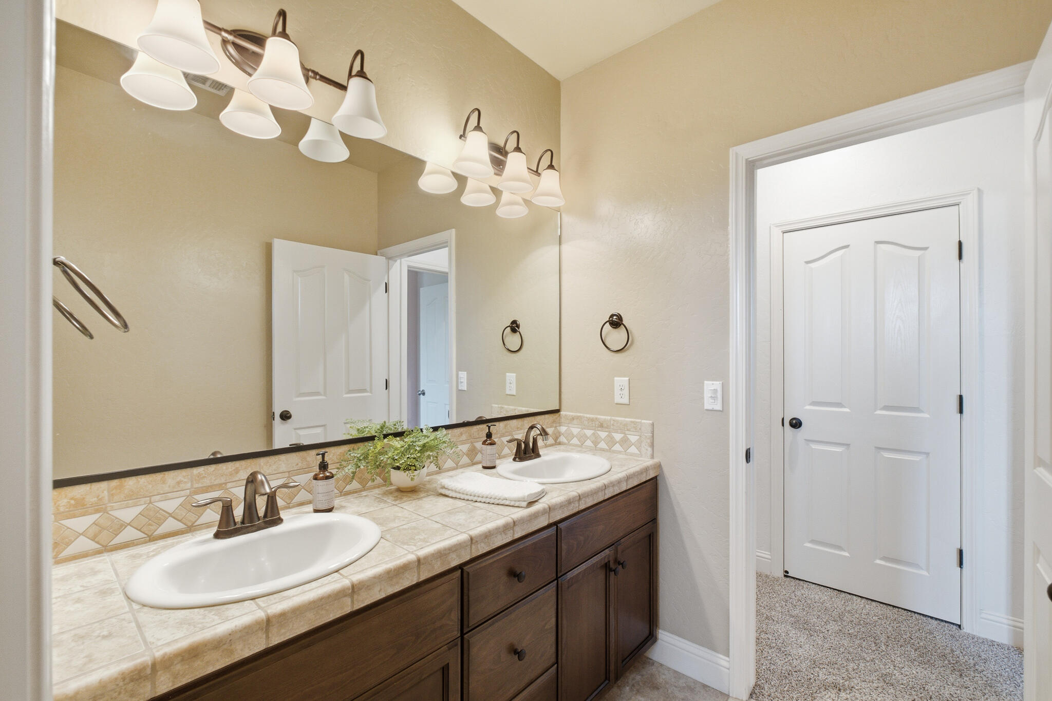 2931 W Cecil Ave, Visalia, CA 93291