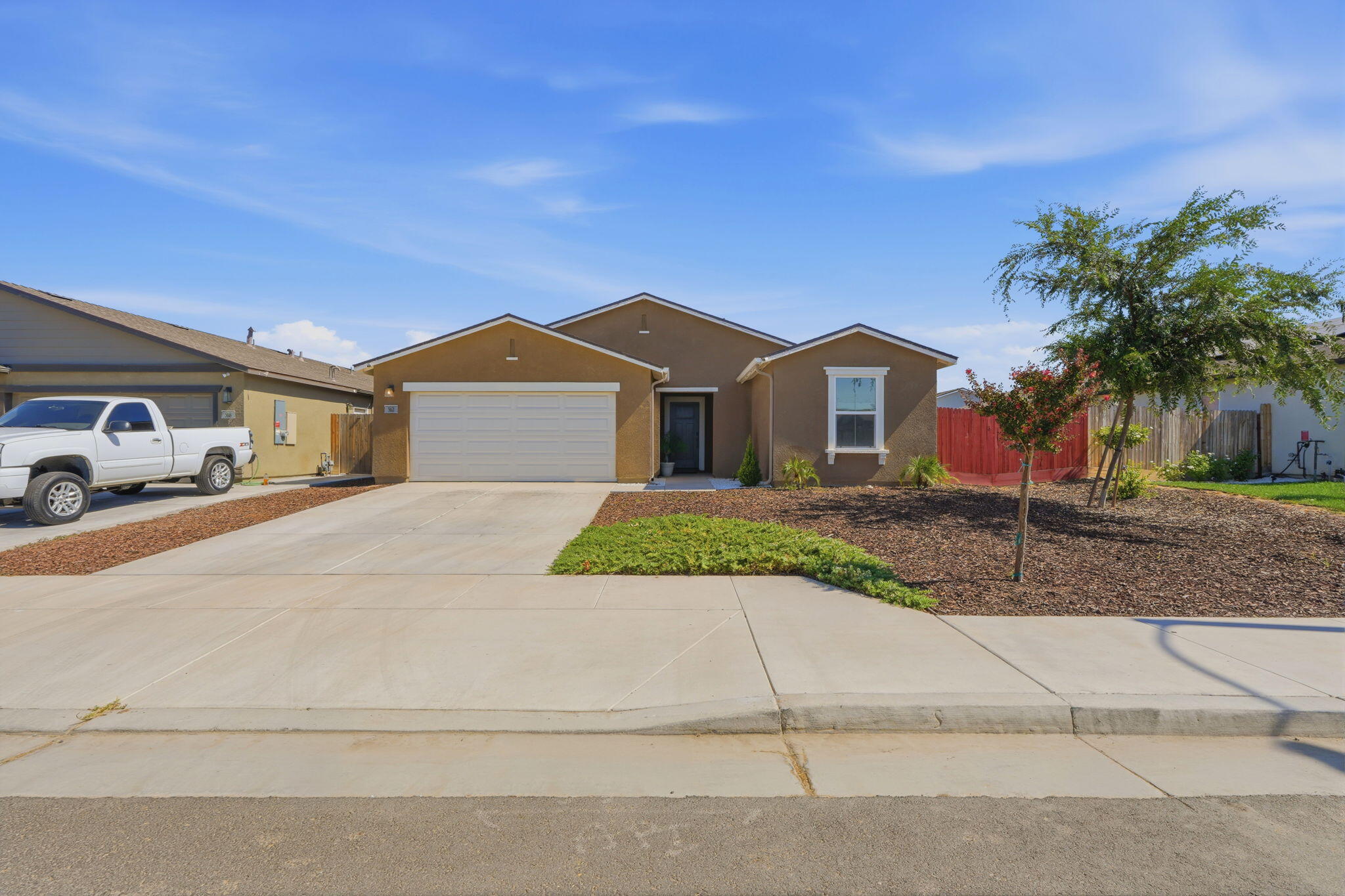 562 W Greenwood Ave, Woodlake, CA 93286