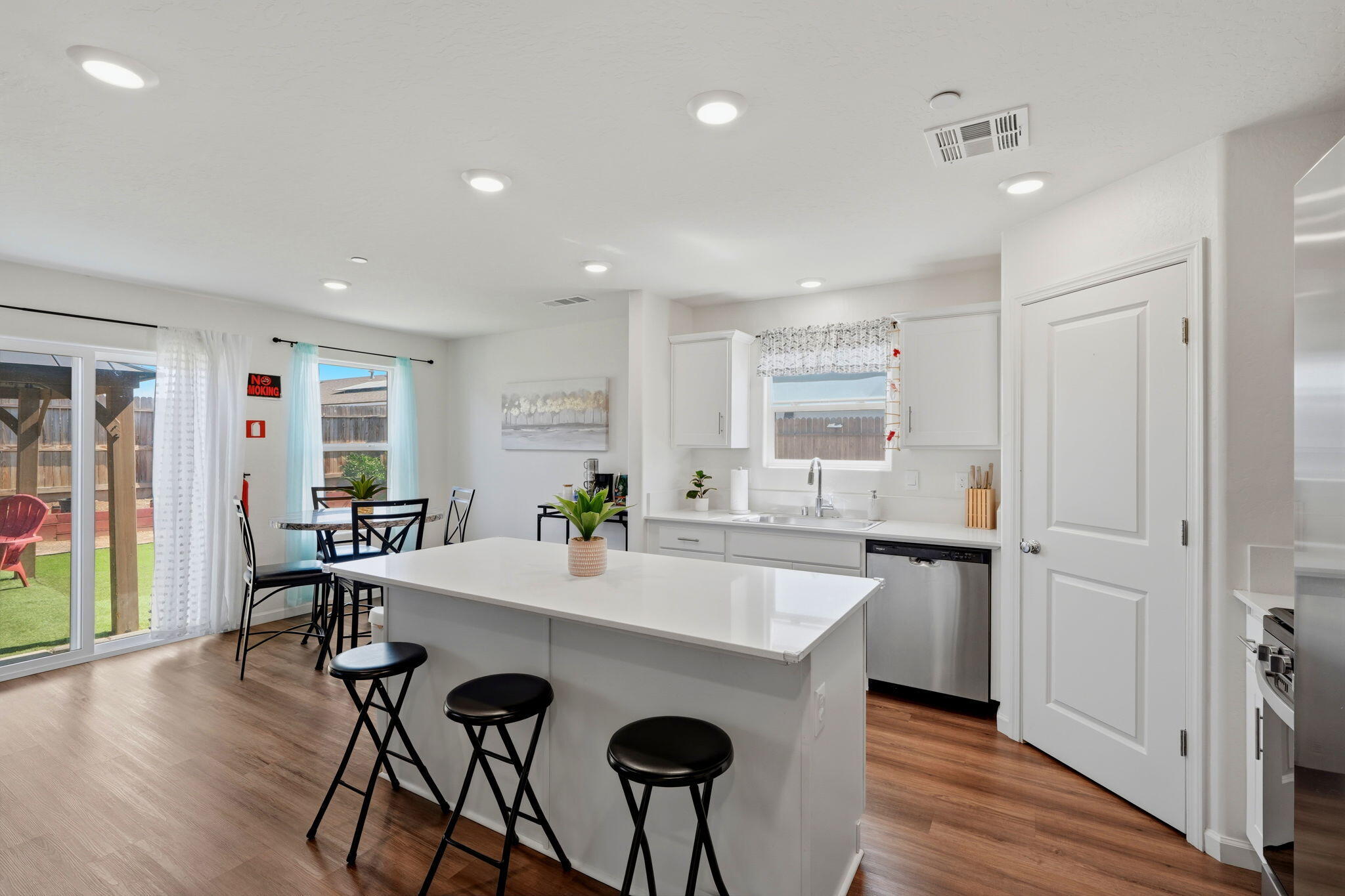562 W Greenwood Ave, Woodlake, CA 93286