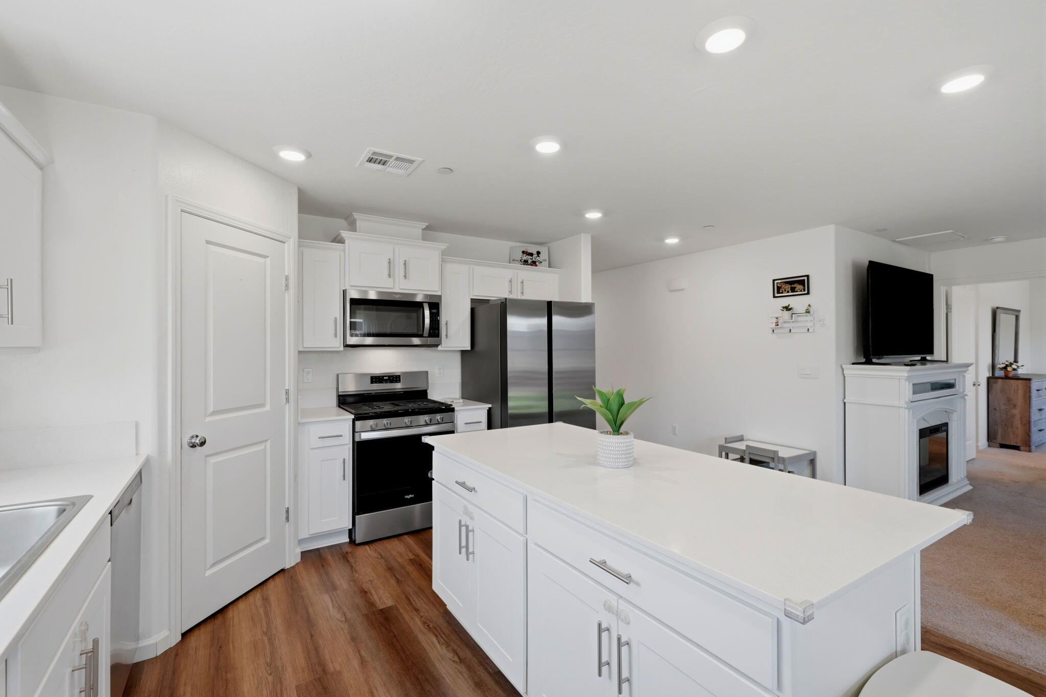 562 W Greenwood Ave, Woodlake, CA 93286