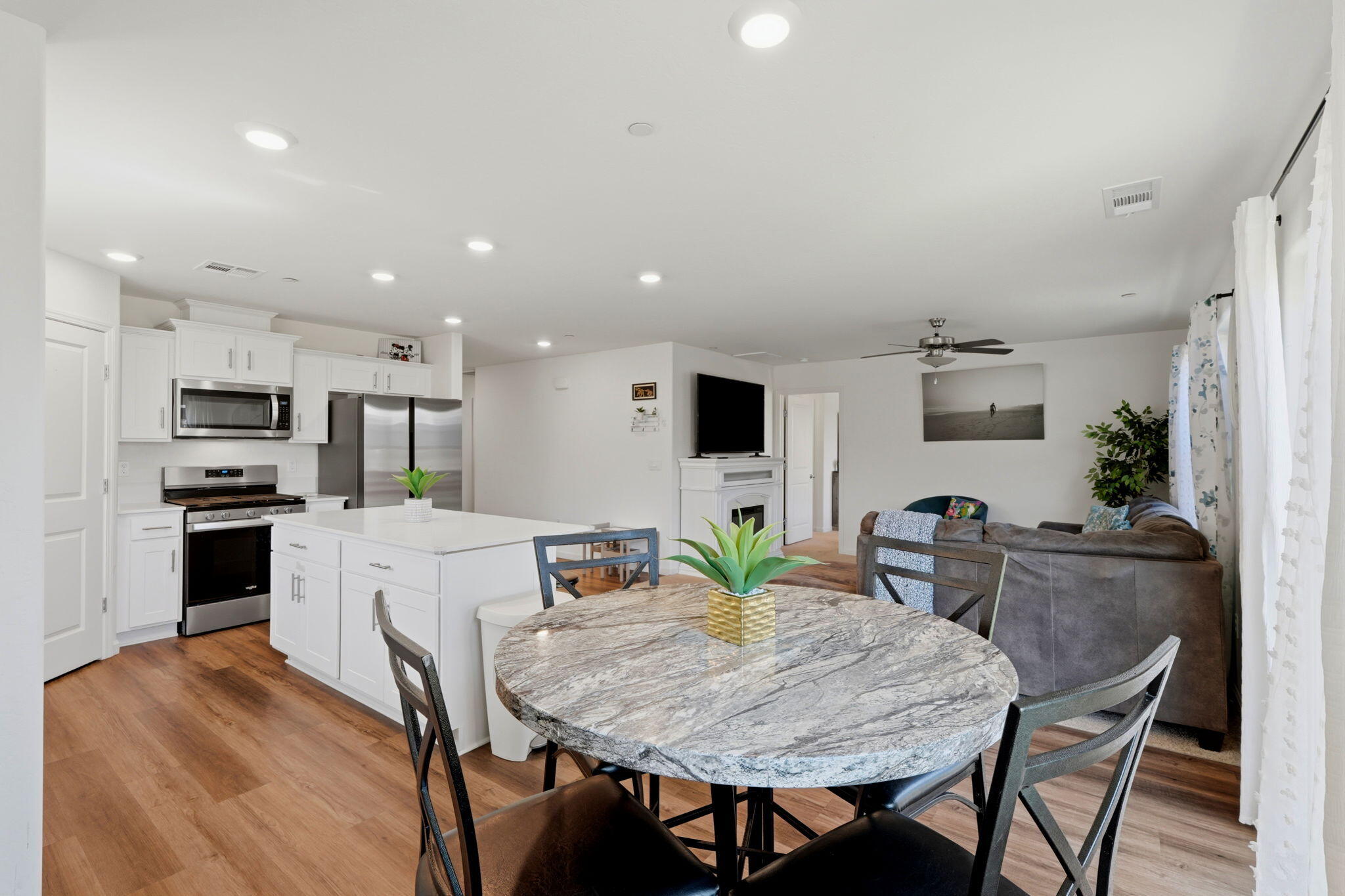 562 W Greenwood Ave, Woodlake, CA 93286