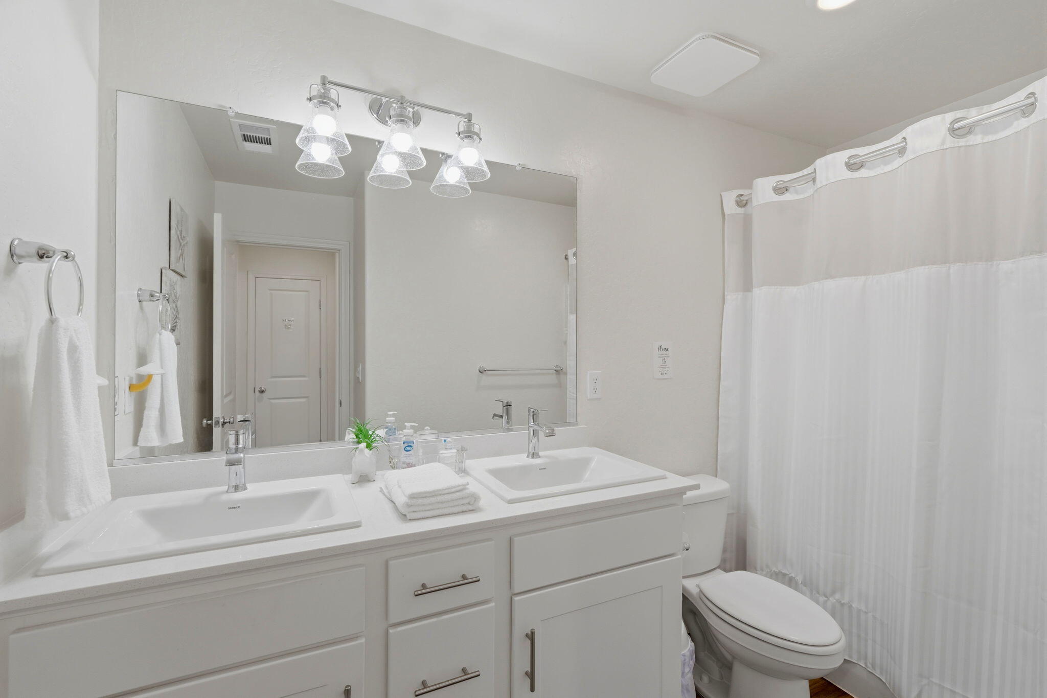562 W Greenwood Ave, Woodlake, CA 93286