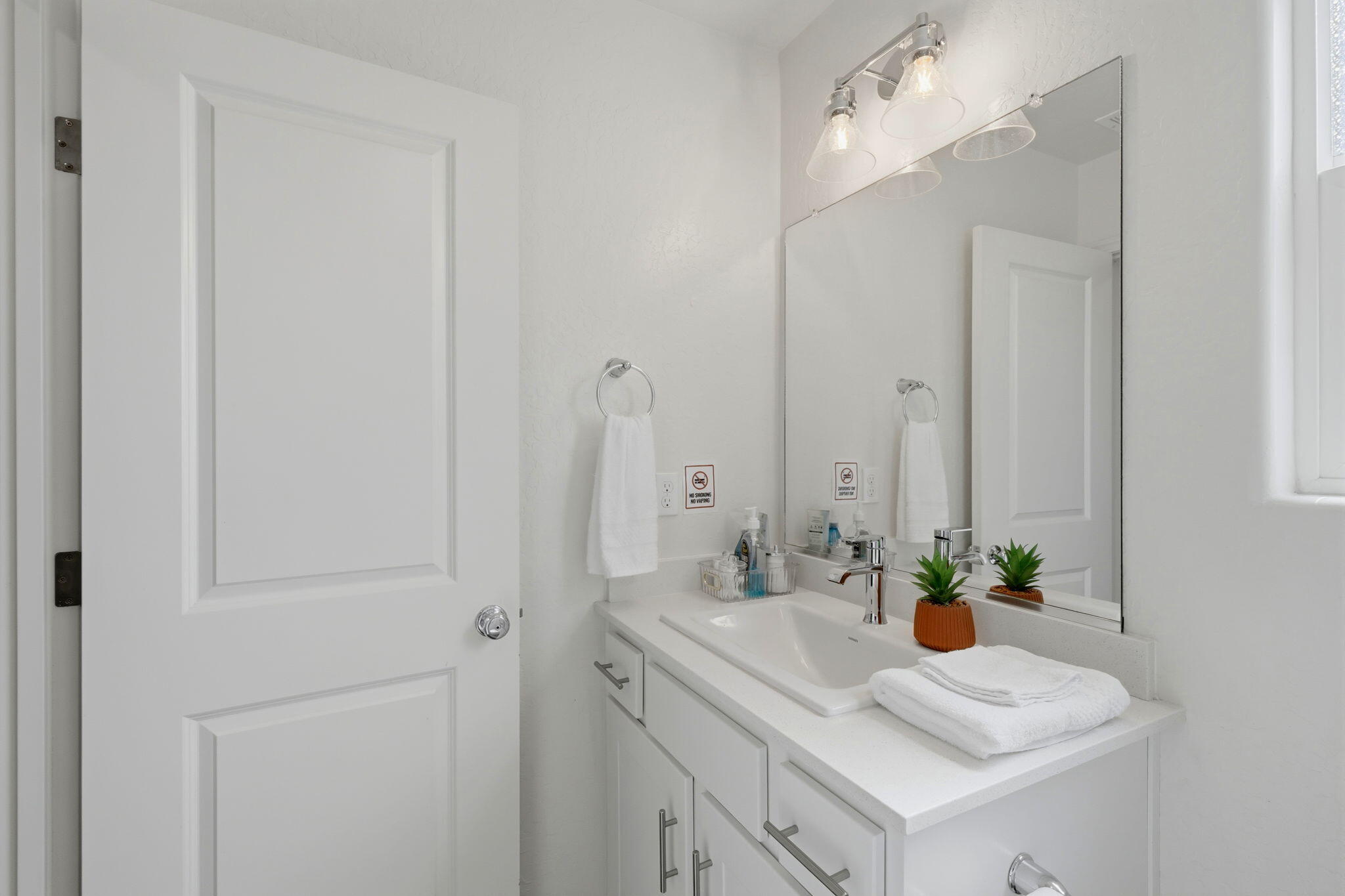 562 W Greenwood Ave, Woodlake, CA 93286