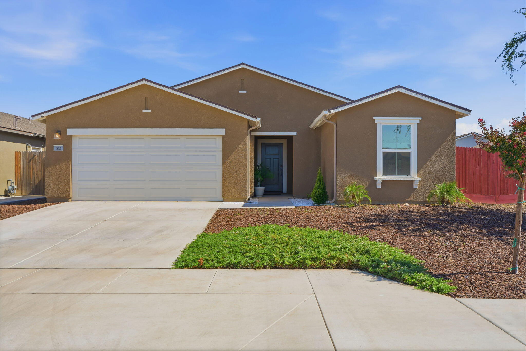 562 W Greenwood Ave, Woodlake, CA 93286
