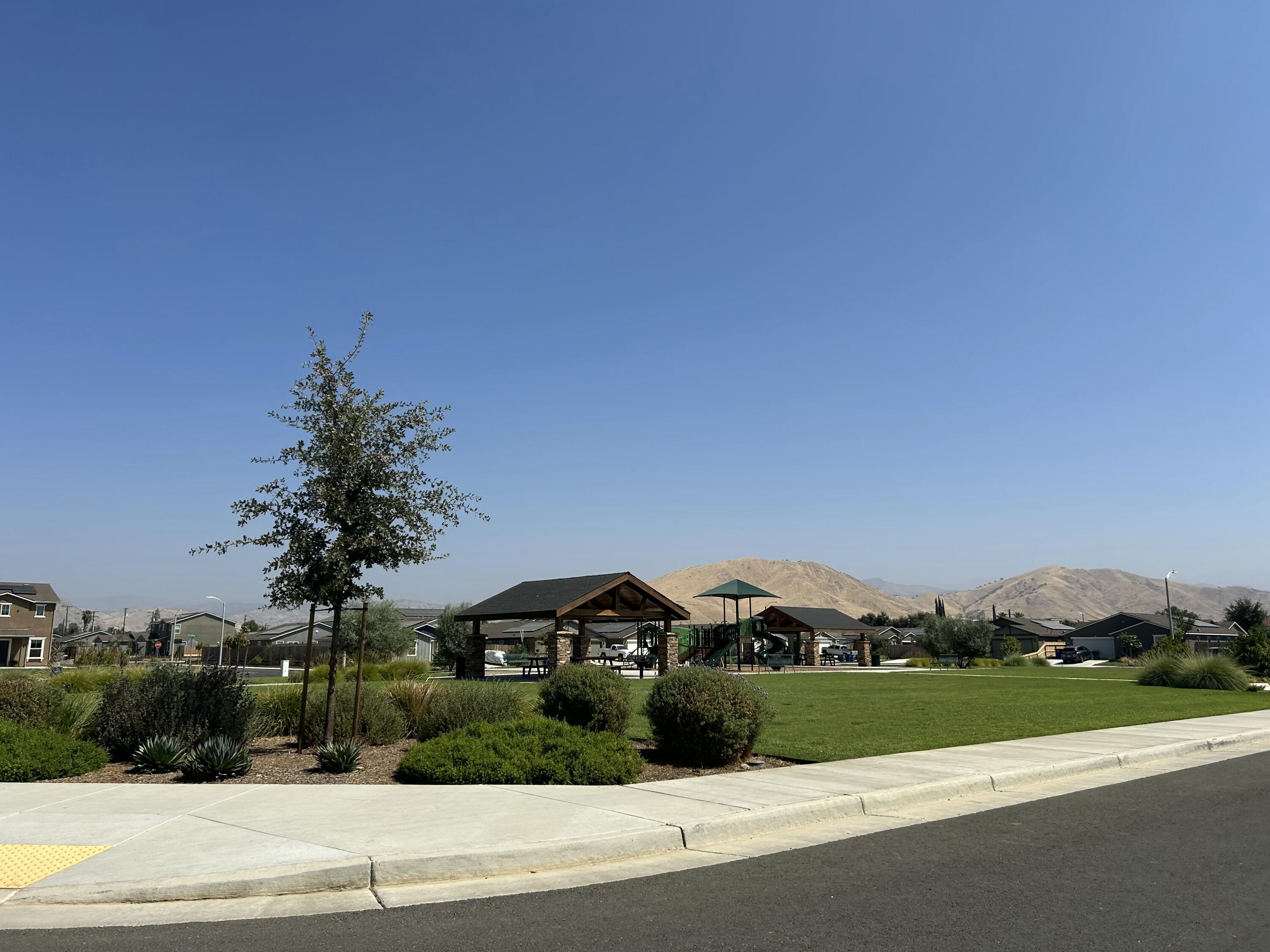 562 W Greenwood Ave, Woodlake, CA 93286