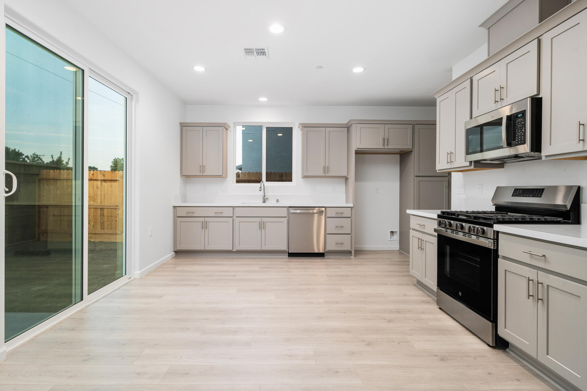1425 W Payson Ave, Visalia, CA 93291