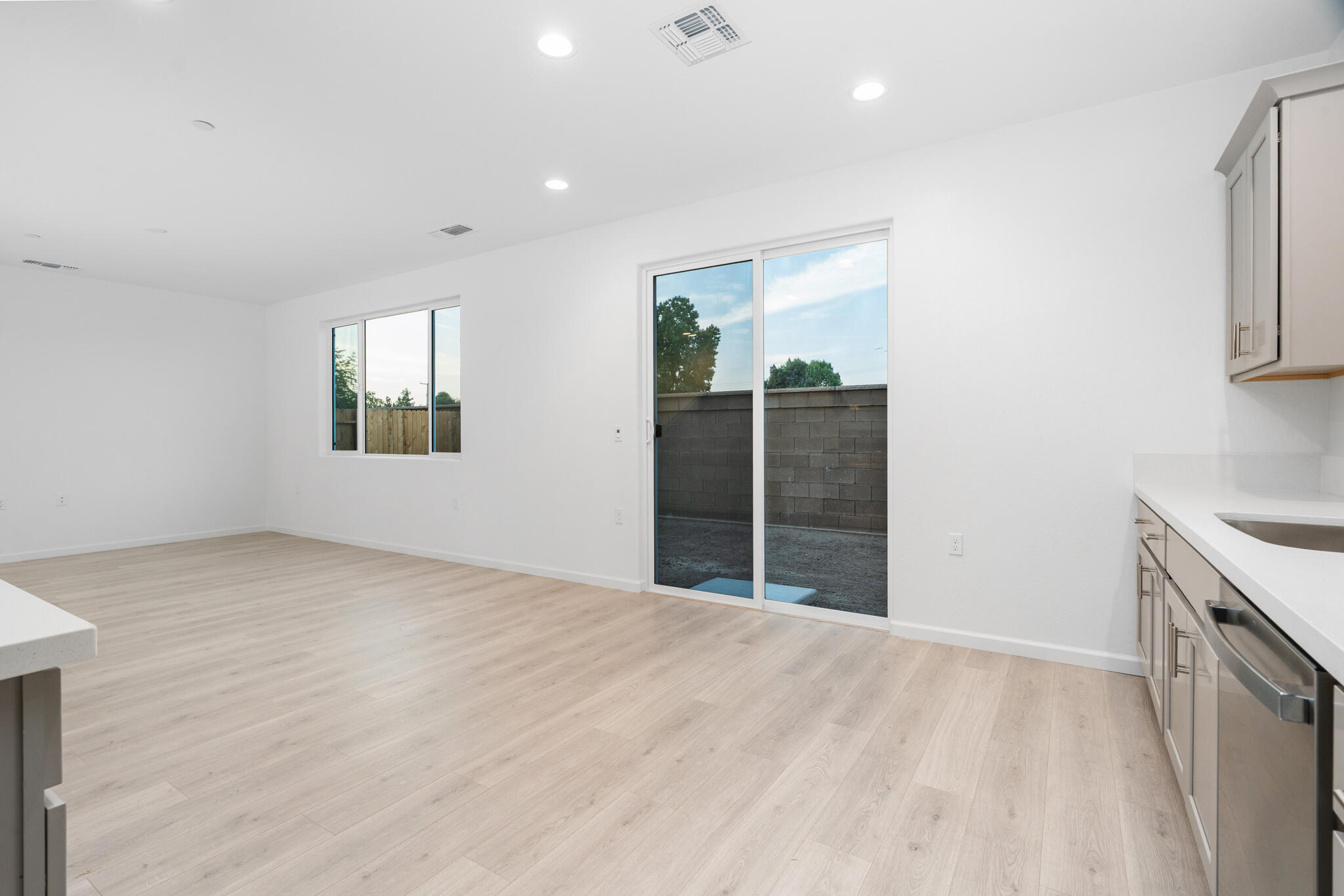 1425 W Payson Ave, Visalia, CA 93291