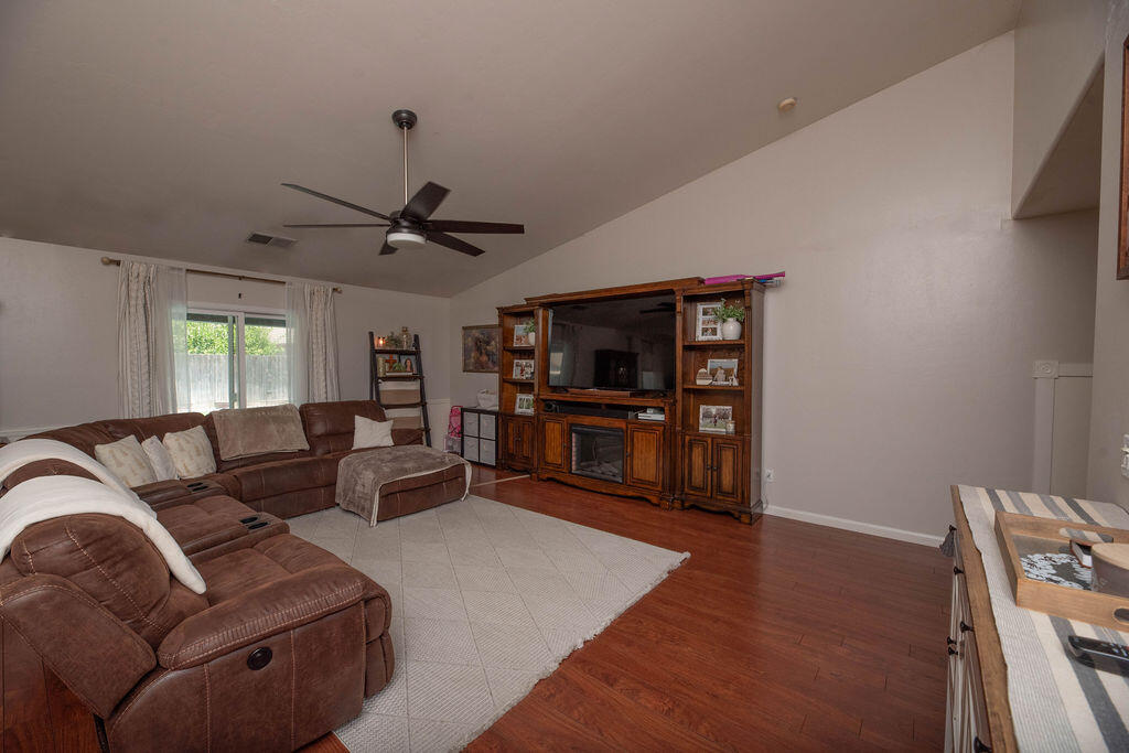 112 N Casablanca St, Visalia, CA 93292