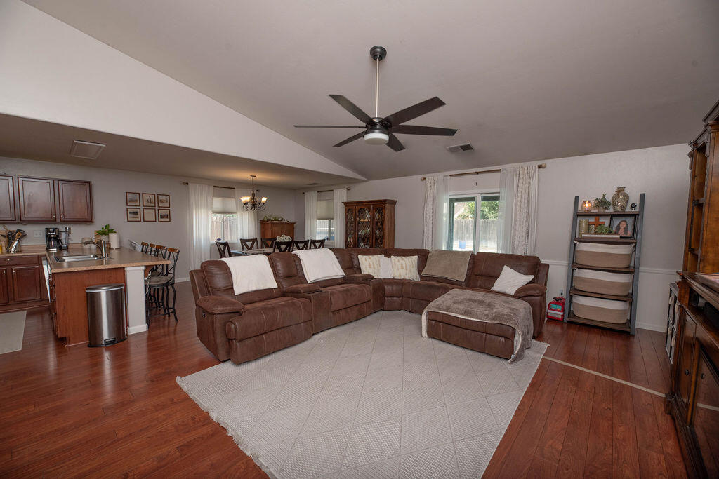 112 N Casablanca St, Visalia, CA 93292