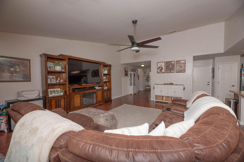 112 N Casablanca St, Visalia, CA 93292